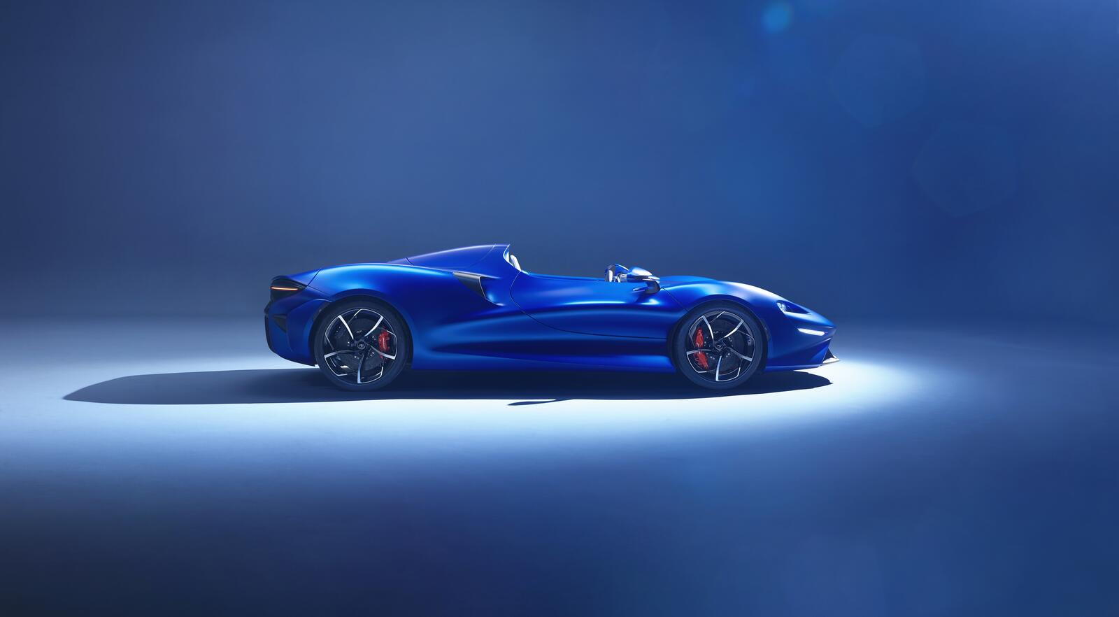 Бесплатное фото Синий Макларен Эльва кабриолет на синем фоне