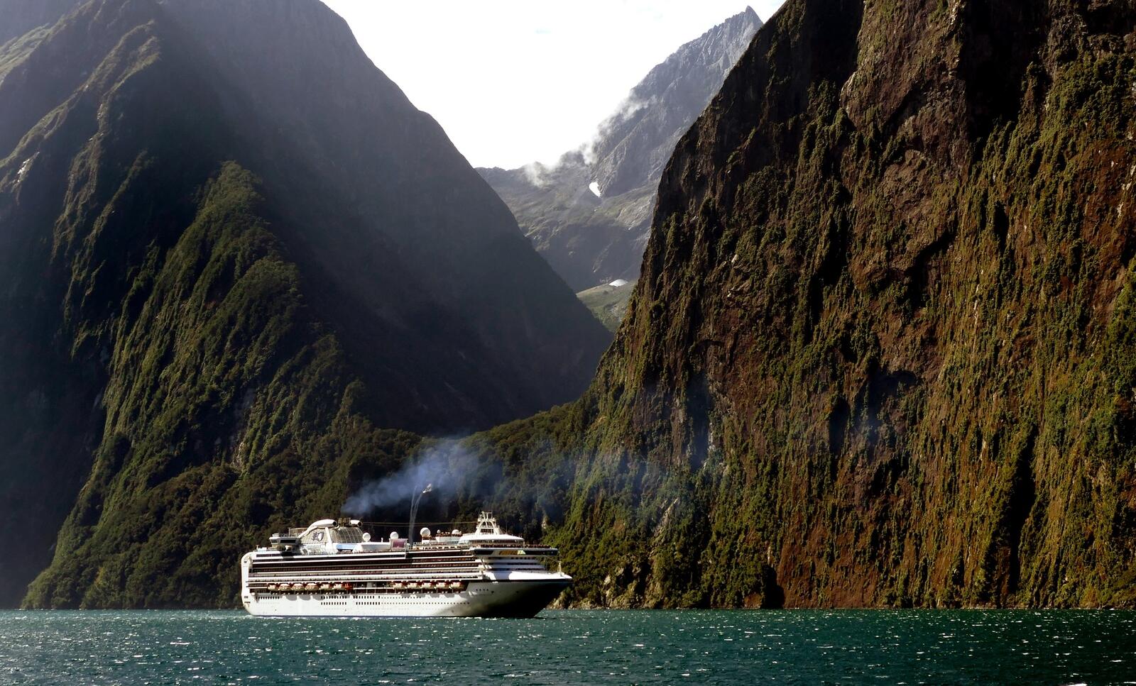 Free photo Cruise ship against the backdrop of big mountains