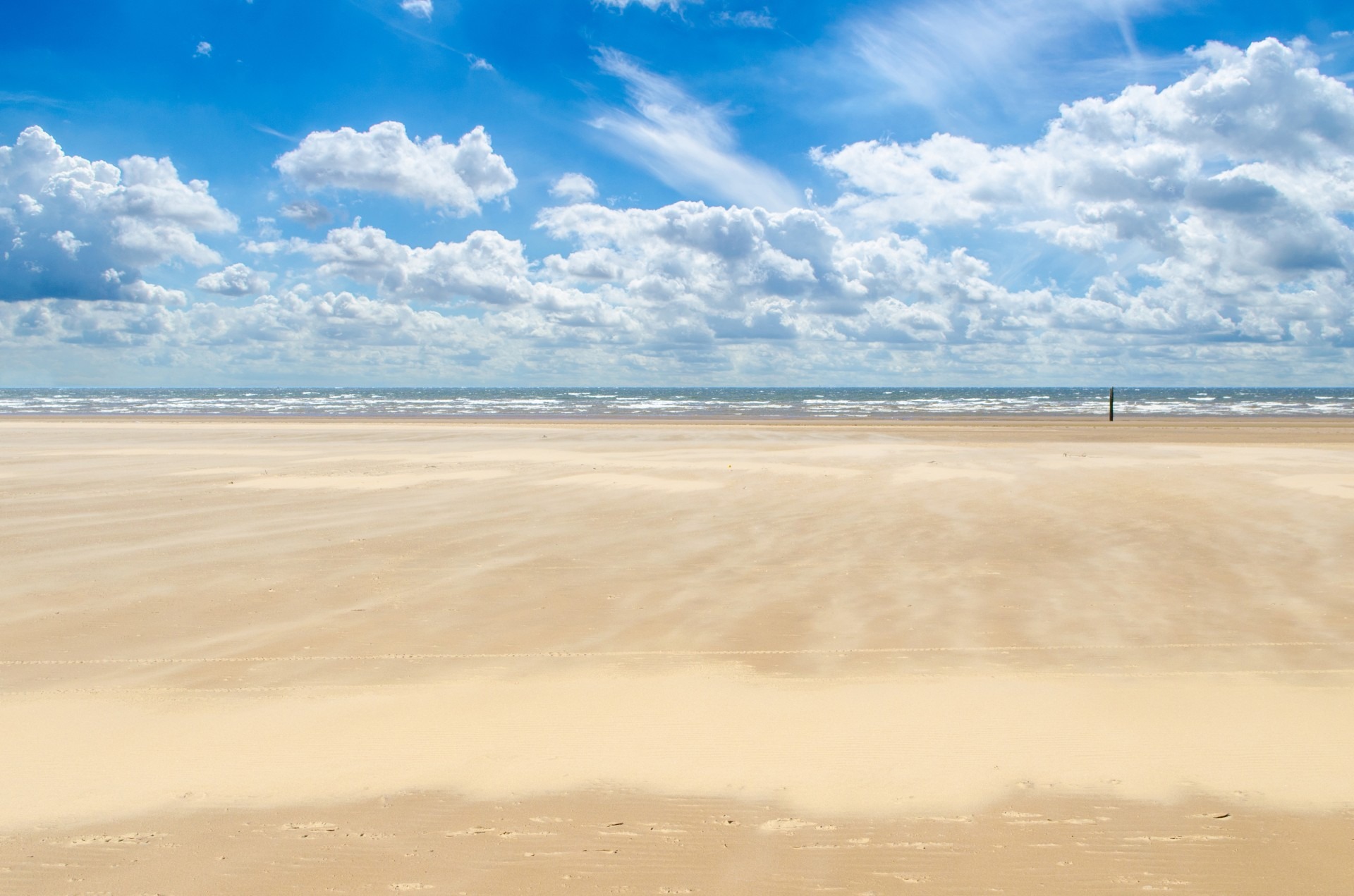 Большой песочный пляж