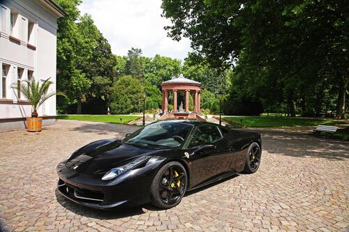 黑色Ferrari 458 italia的黑色轮辋
