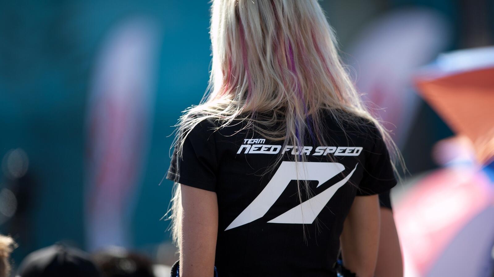 Бесплатное фото девушка в футболке с логотипом Need for Speed