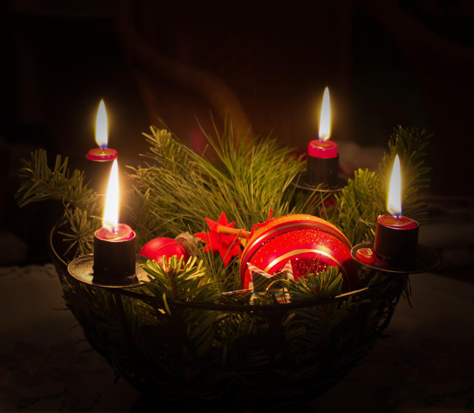 Free photo An Adventist wreath with candles.