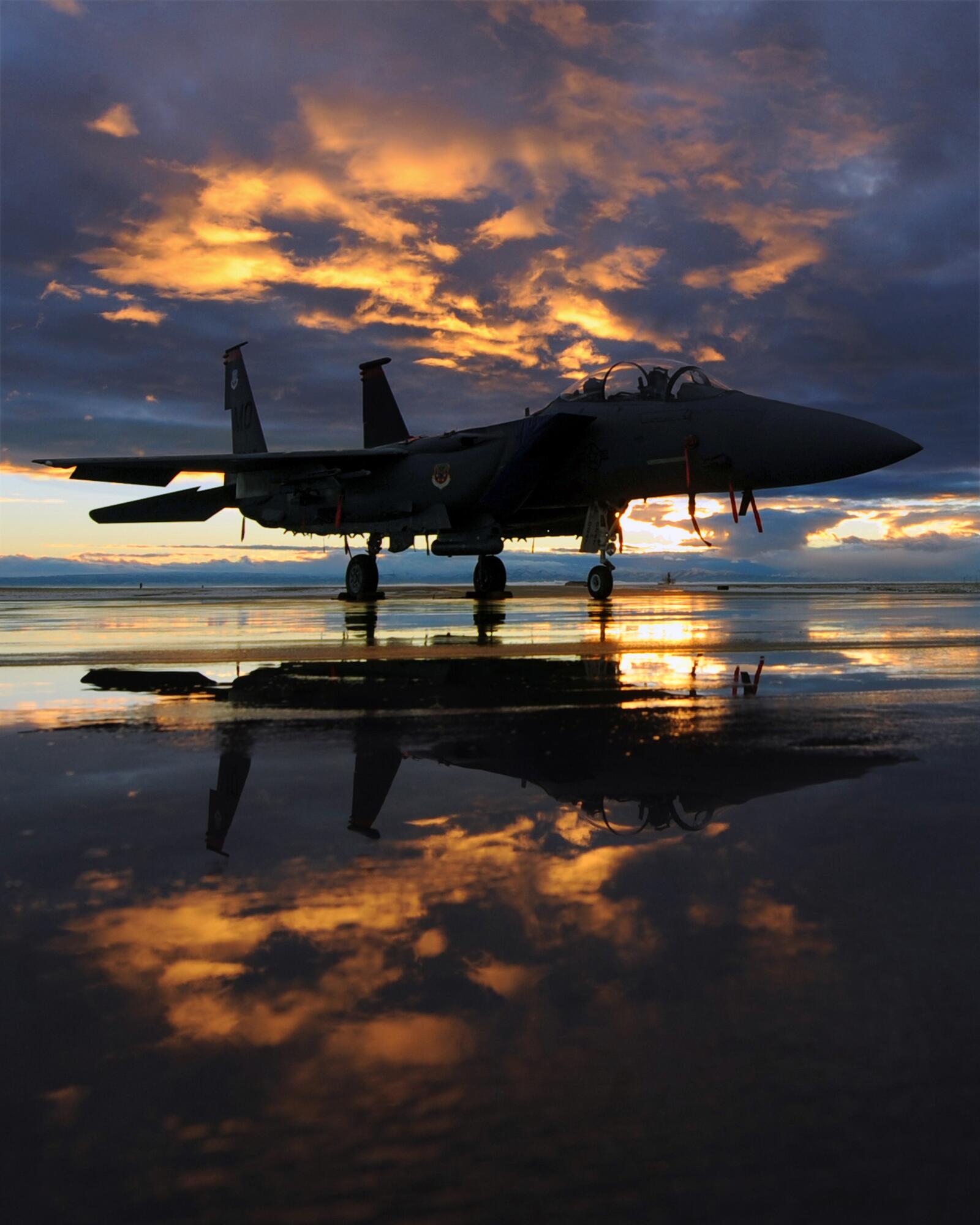 Бесплатное фото Военный самолет в аэропорту на закате