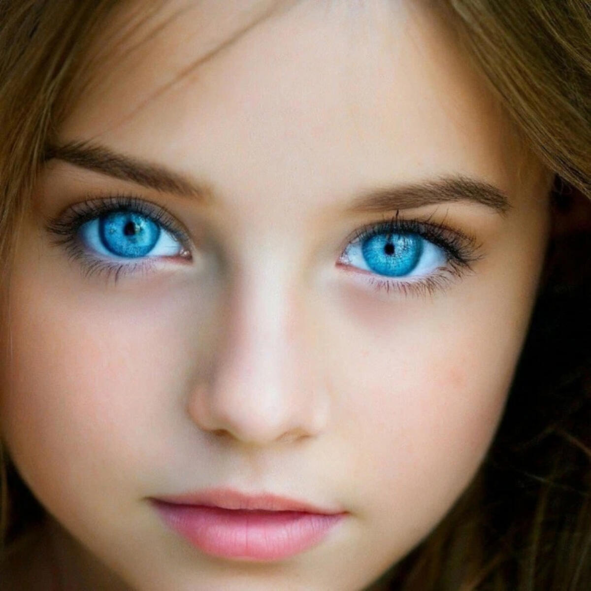 一个有着蓝色眼睛的美丽女孩