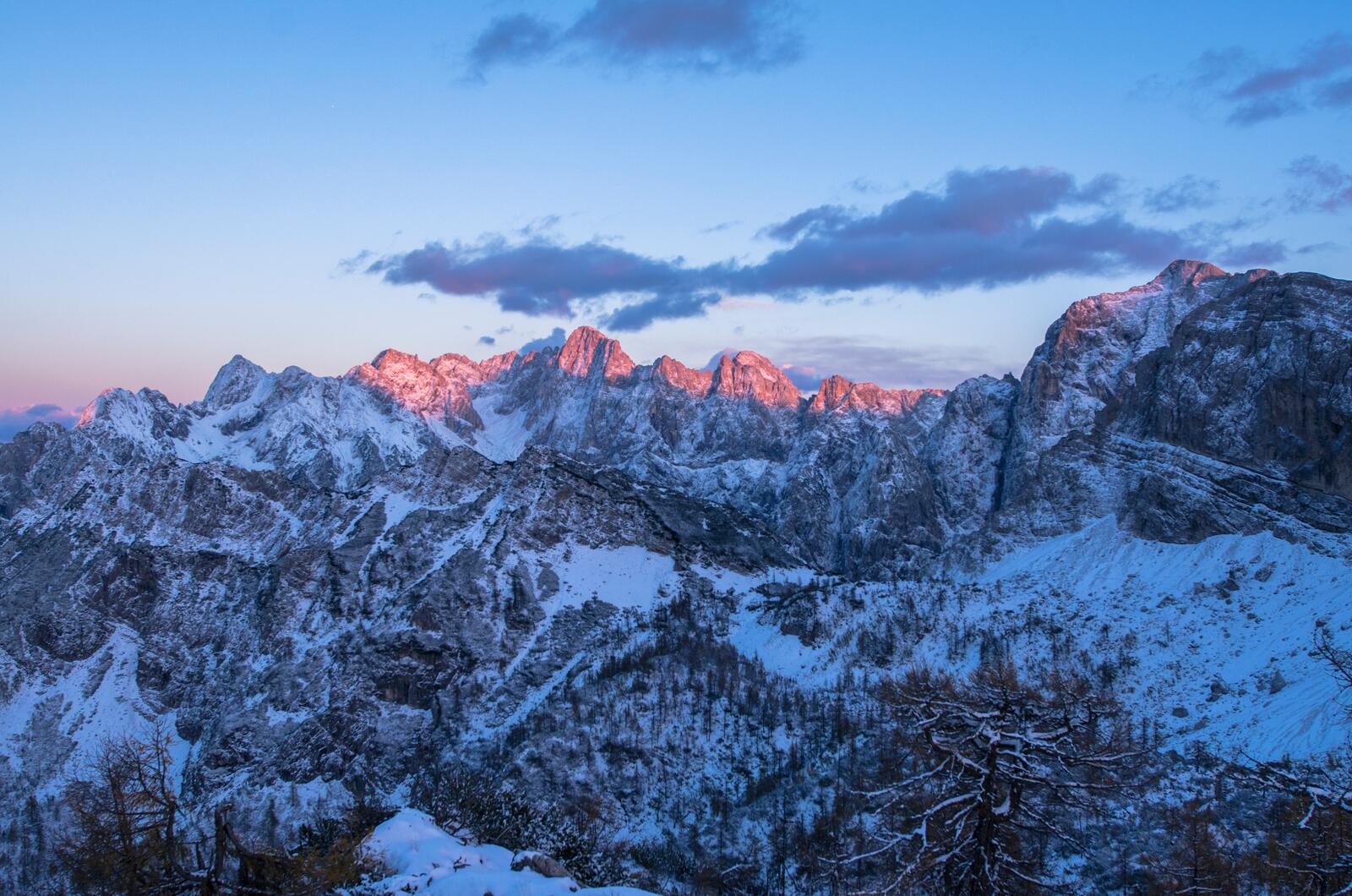 免费照片冬天的山中日出