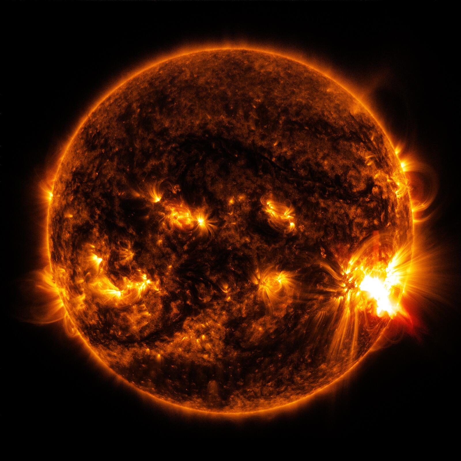 Free photo Wallpaper with the sun in space