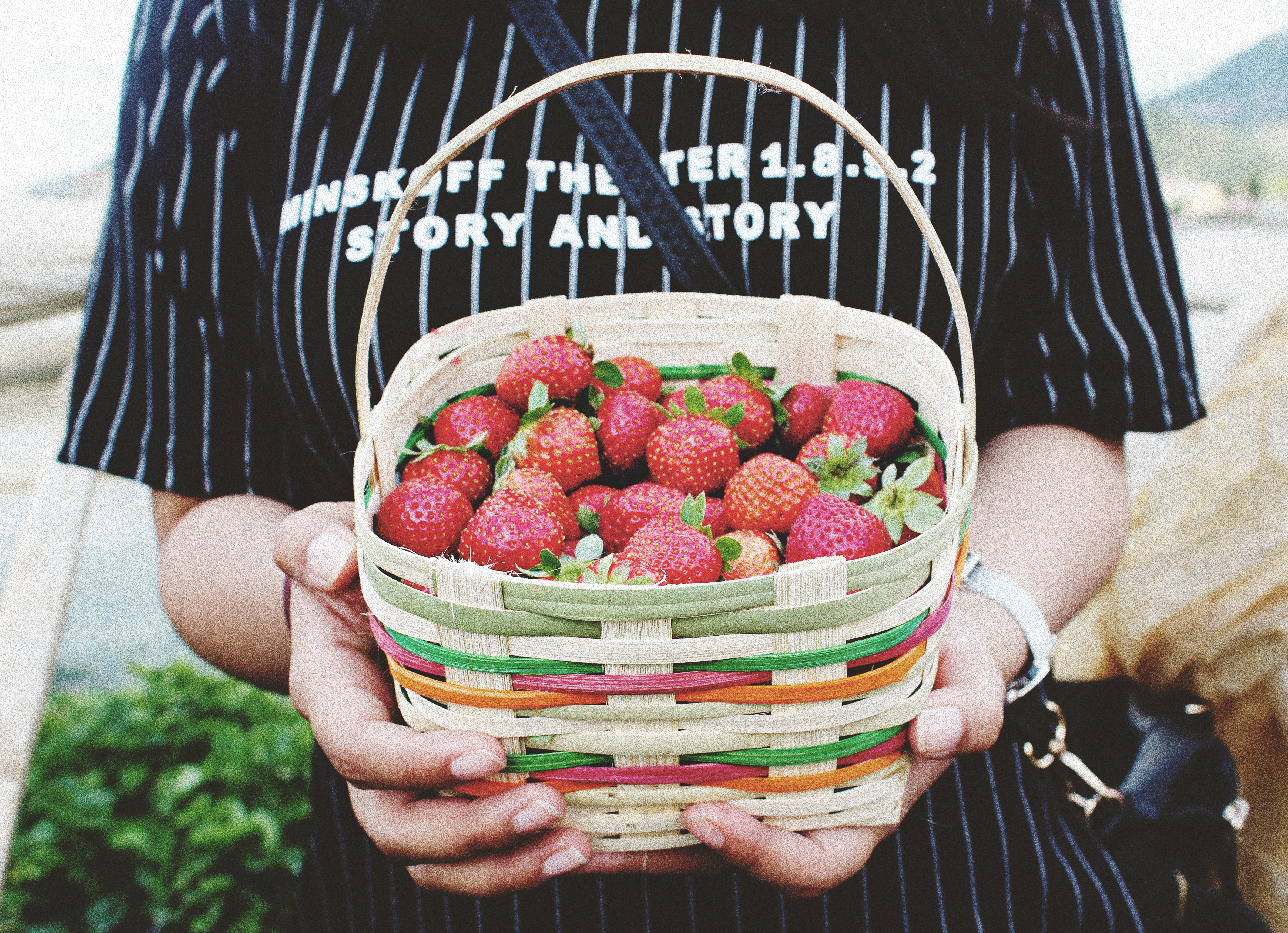 Free photo A basket of strawberries