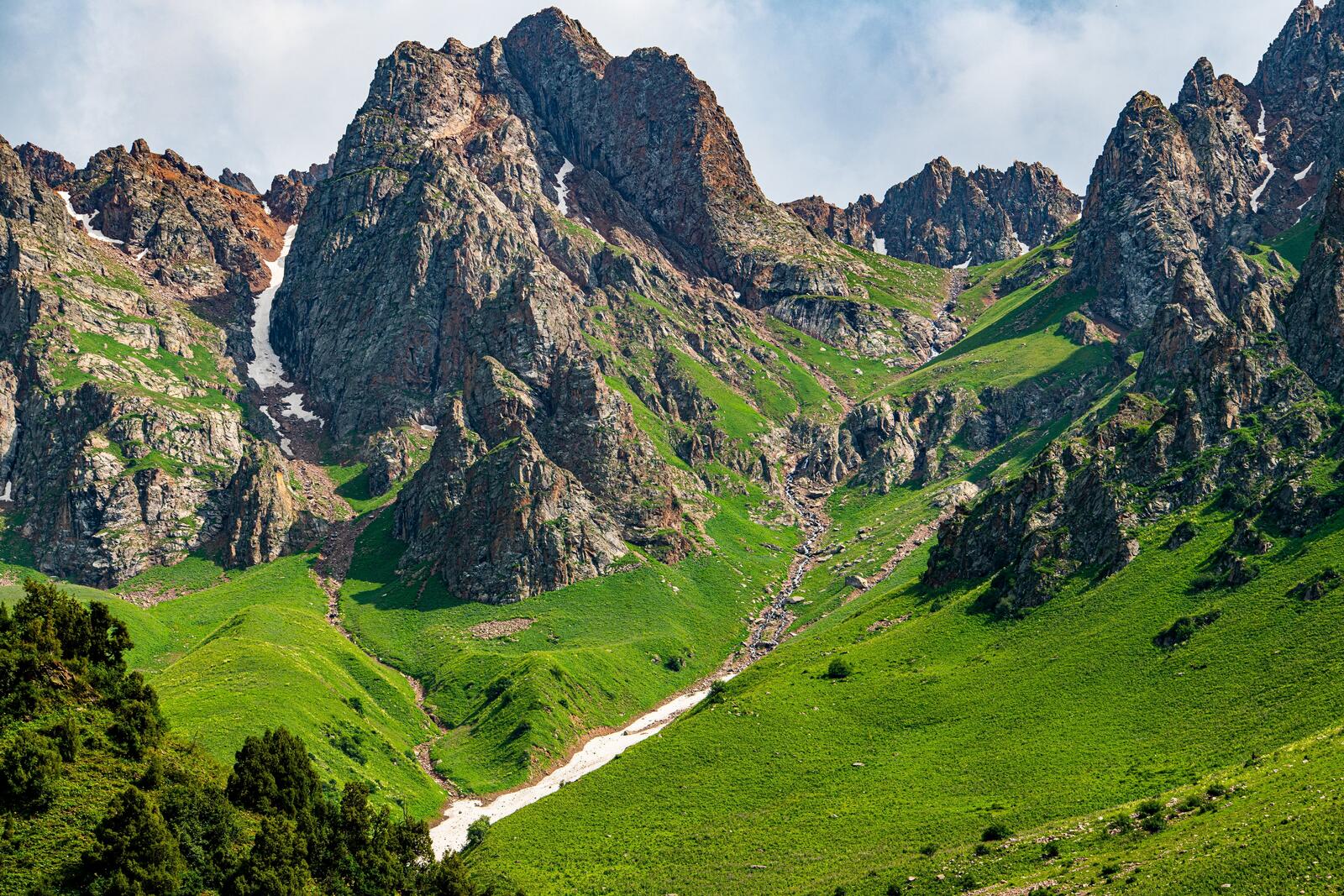 Бесплатное фото Скалистая местность в горах