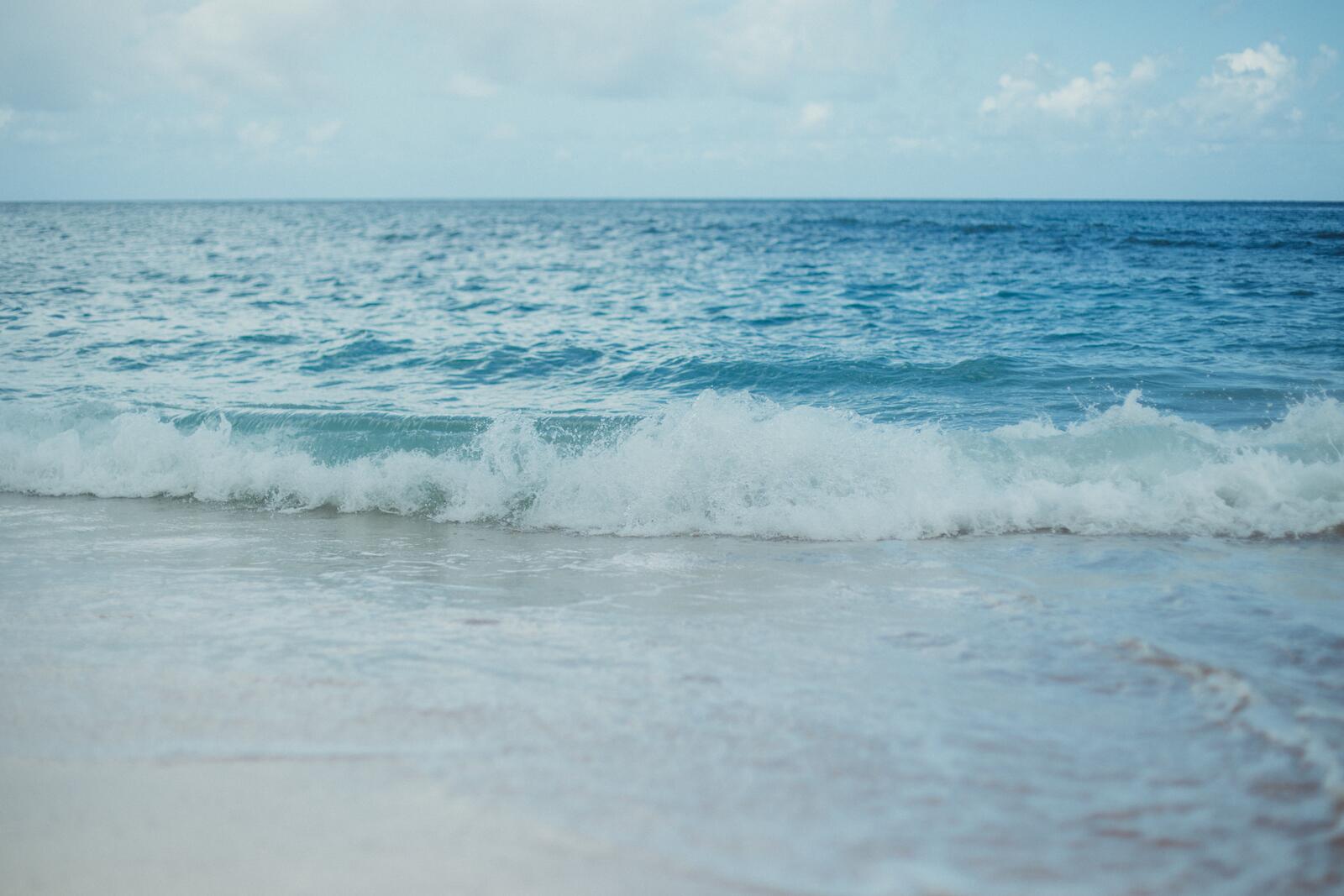 Бесплатное фото Маленькие волны на берегу моря