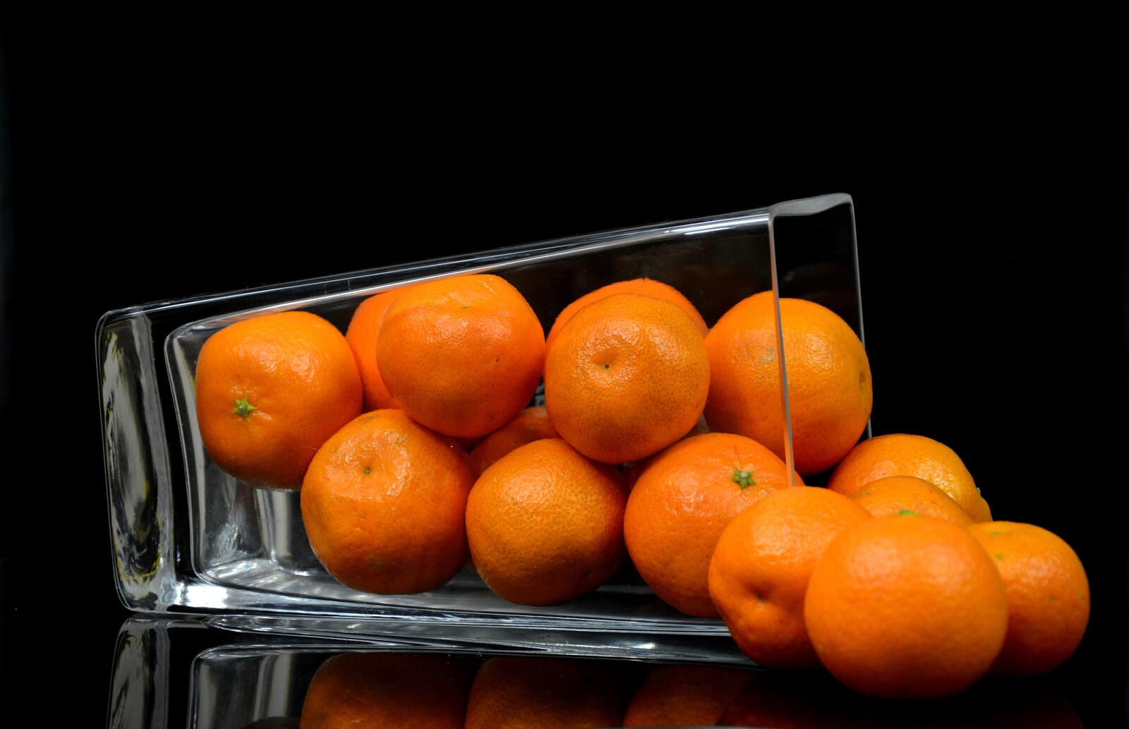 Free photo Tangerines spilling out of a vase