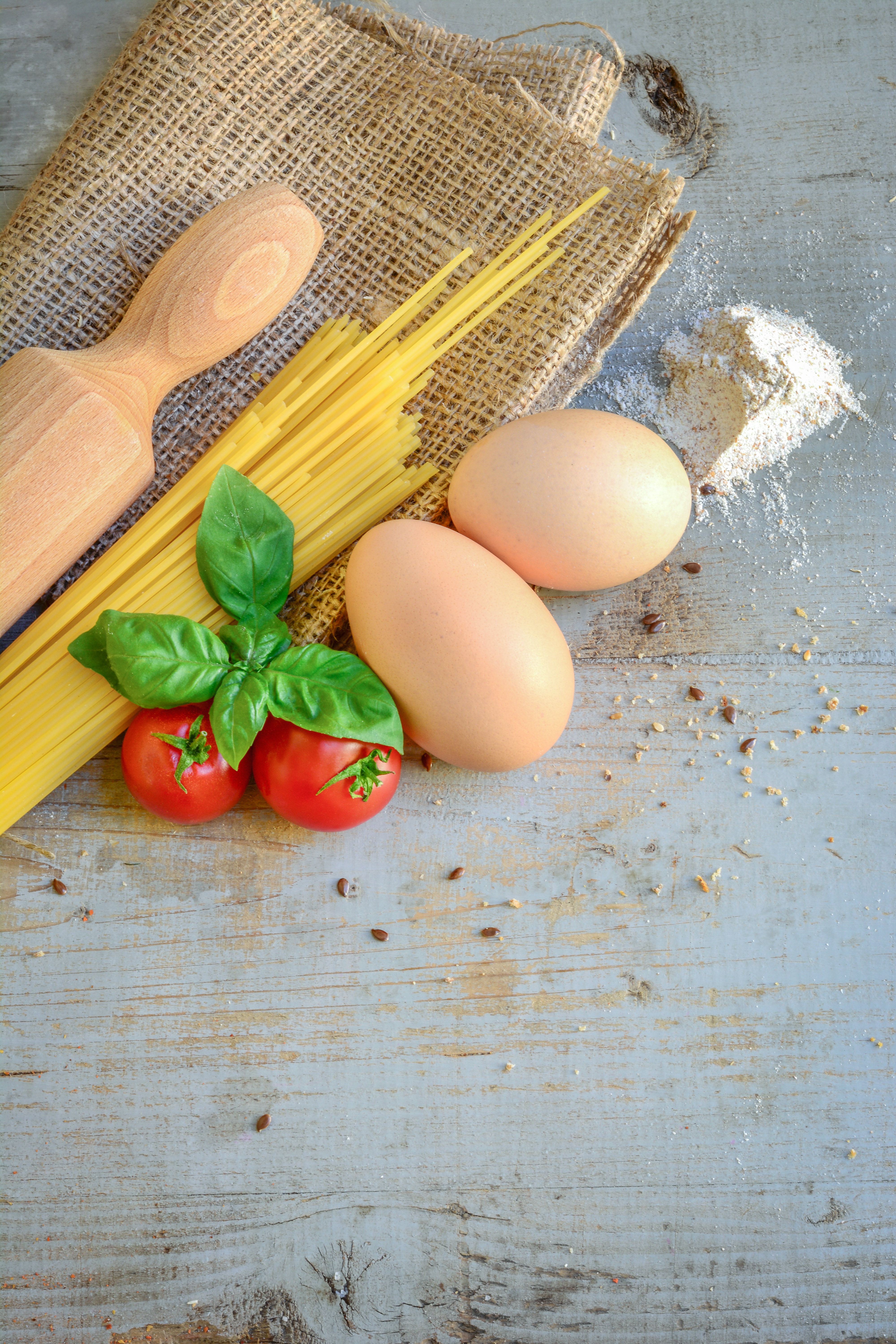 Free photo Cooking spaghetti with eggs