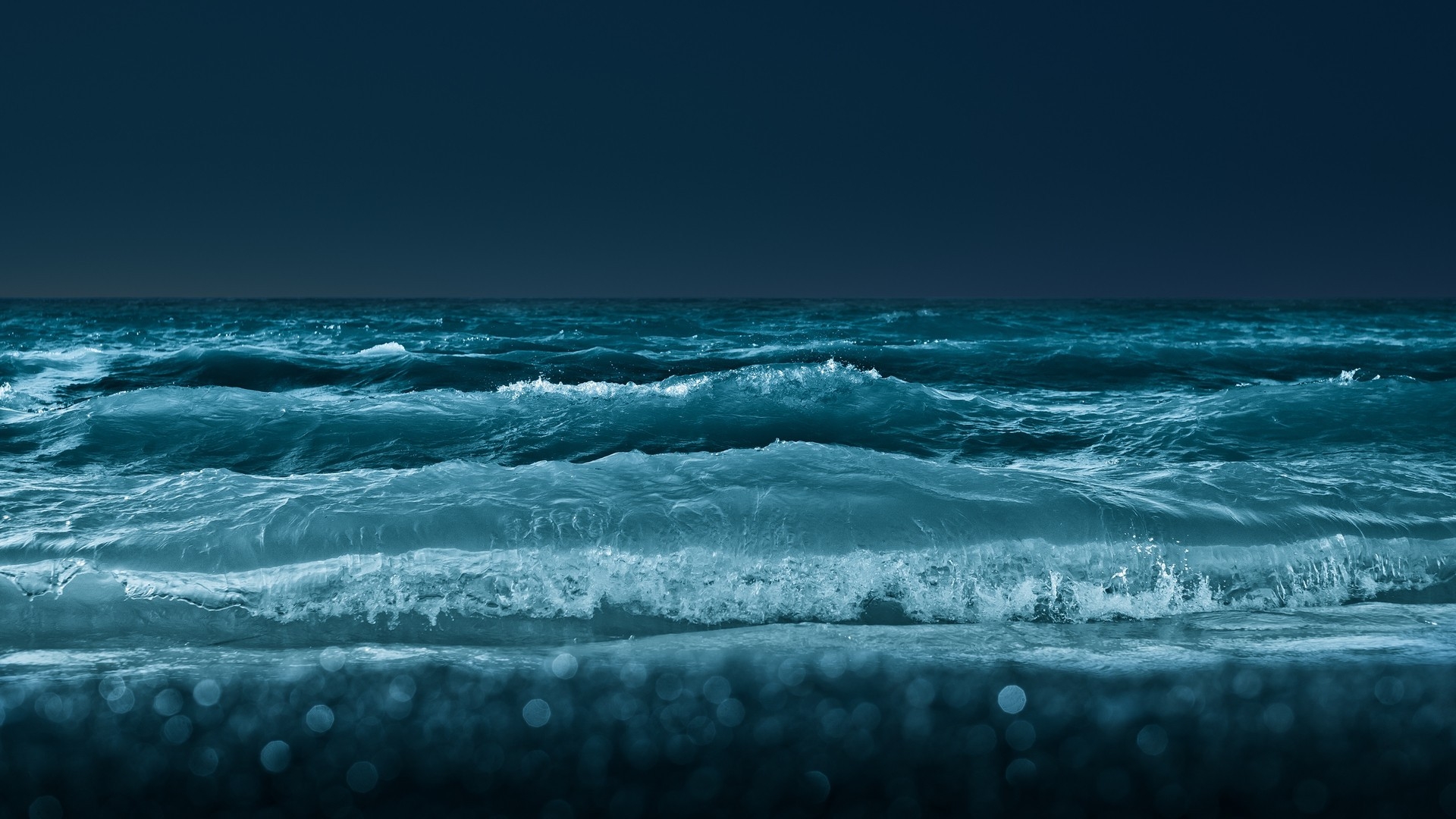 夜晚海边的大浪