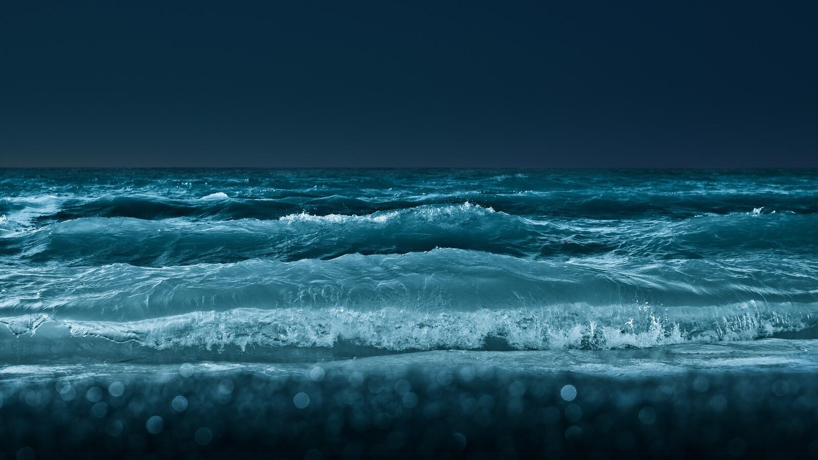 Free photo Big waves on the seashore at night time