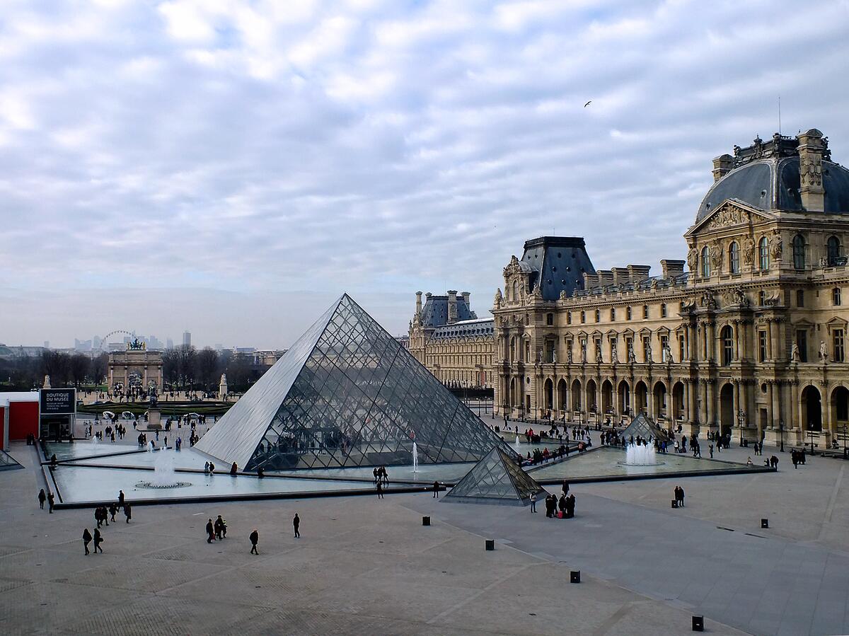 Музей в Париже в виде стеклянной пирамиды Лувр