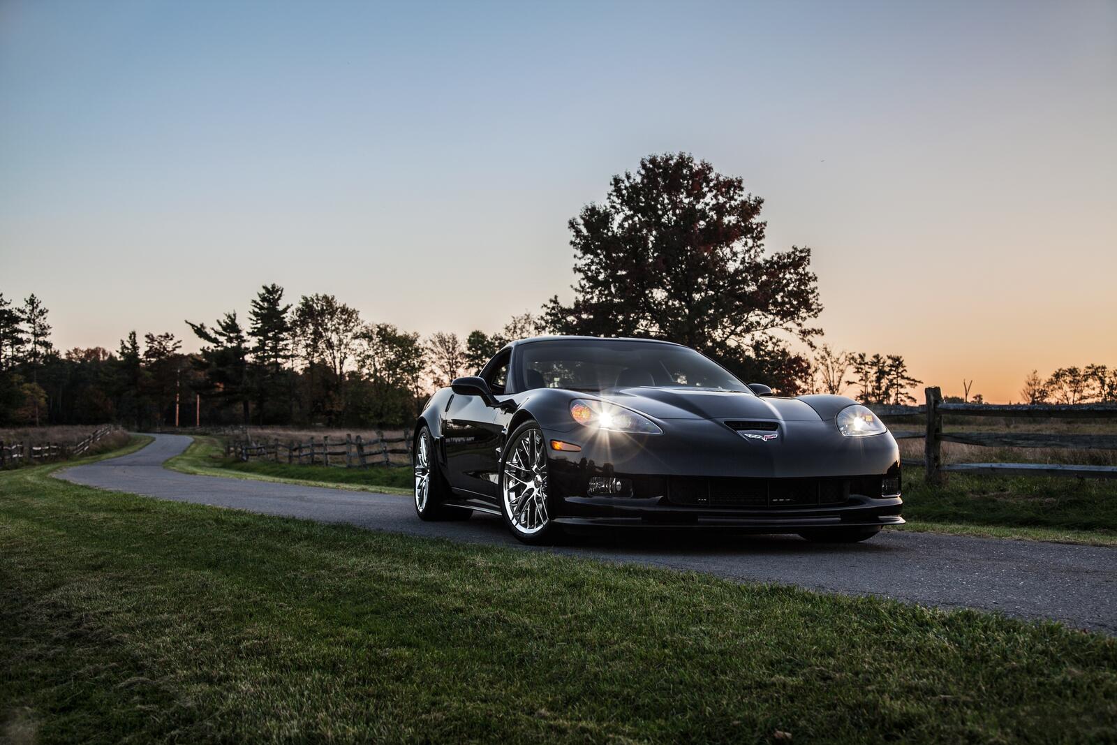 免费照片夕阳下的雪佛兰 Corvette。