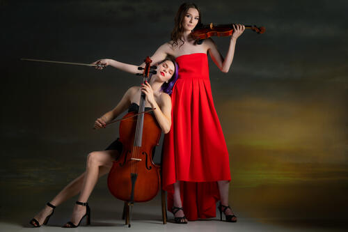 Девушки в платье с виолончелью