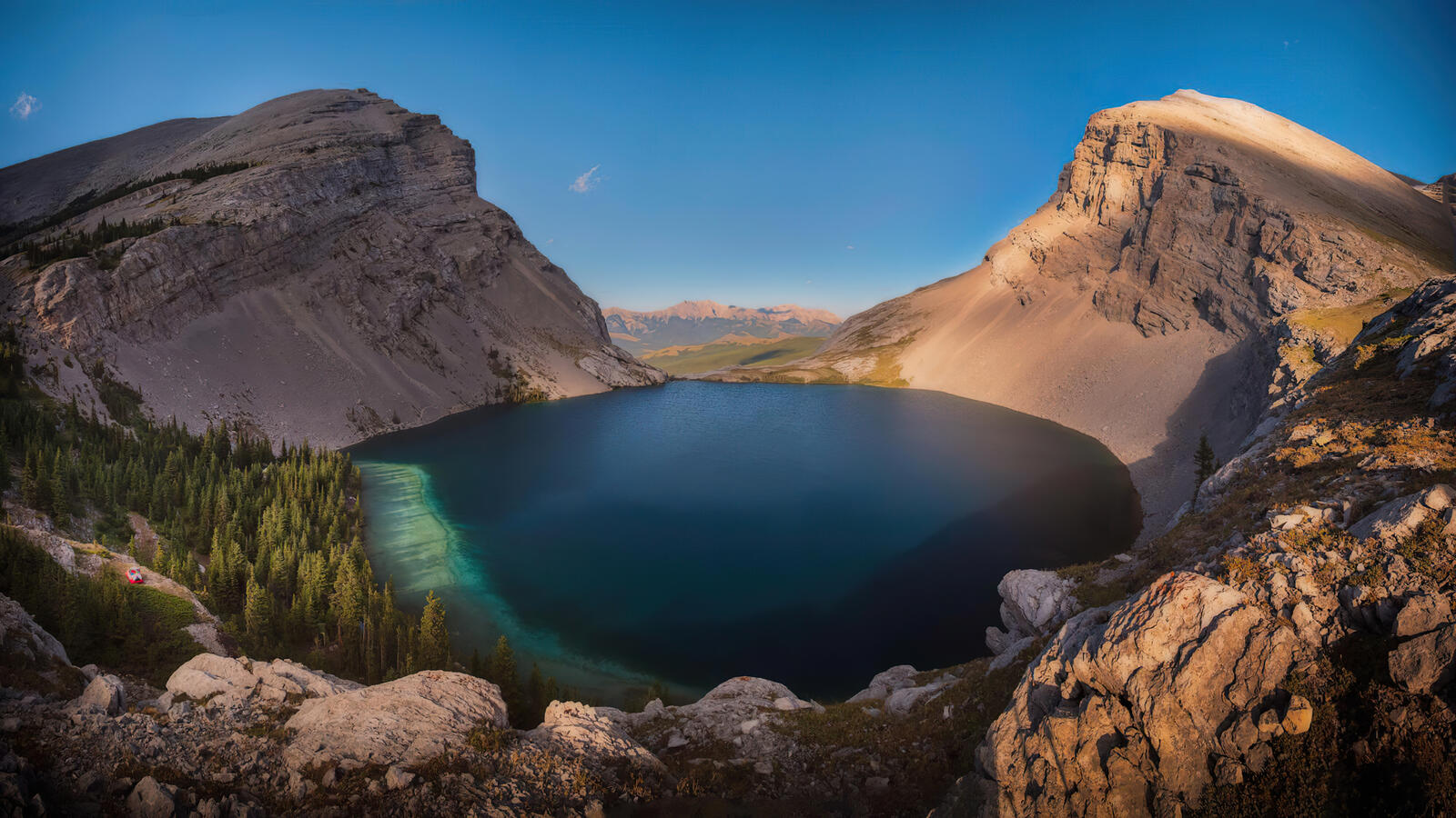 Бесплатное фото Не обычное идеально круглое озеро в горах