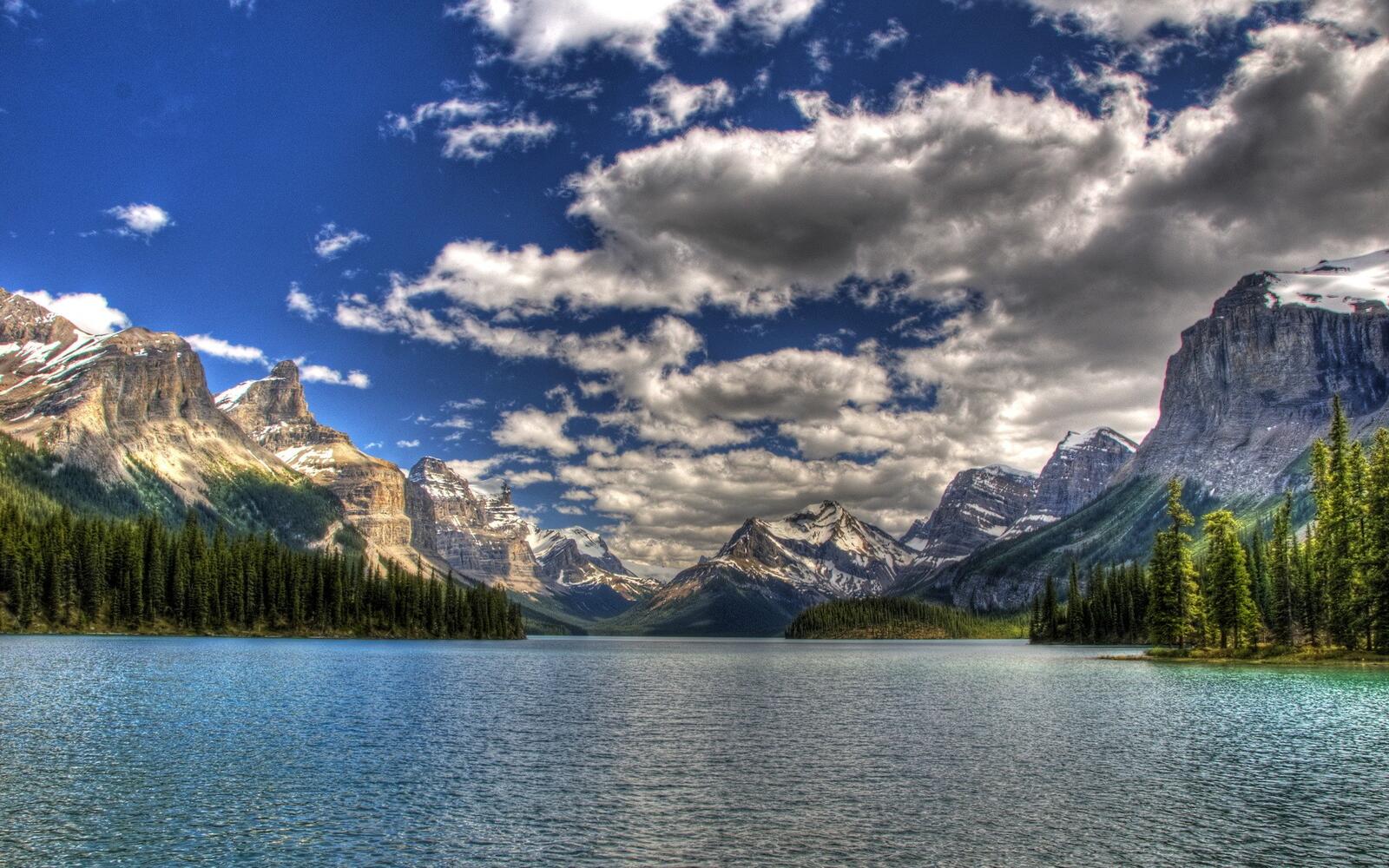 Бесплатное фото Большое озеро среди скал