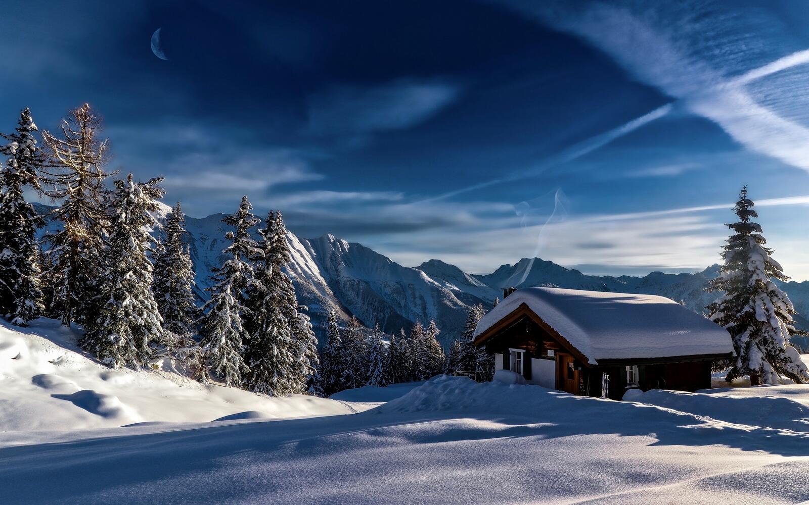 Бесплатное фото Одинокий деревянный дом в снежную погоду