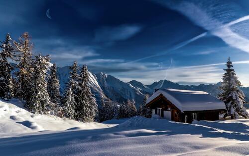 Одинокий деревянный дом в снежную погоду