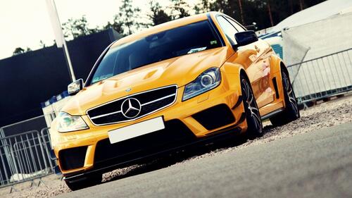 Picture for desktop with yellow Mercedes in brabus dodger