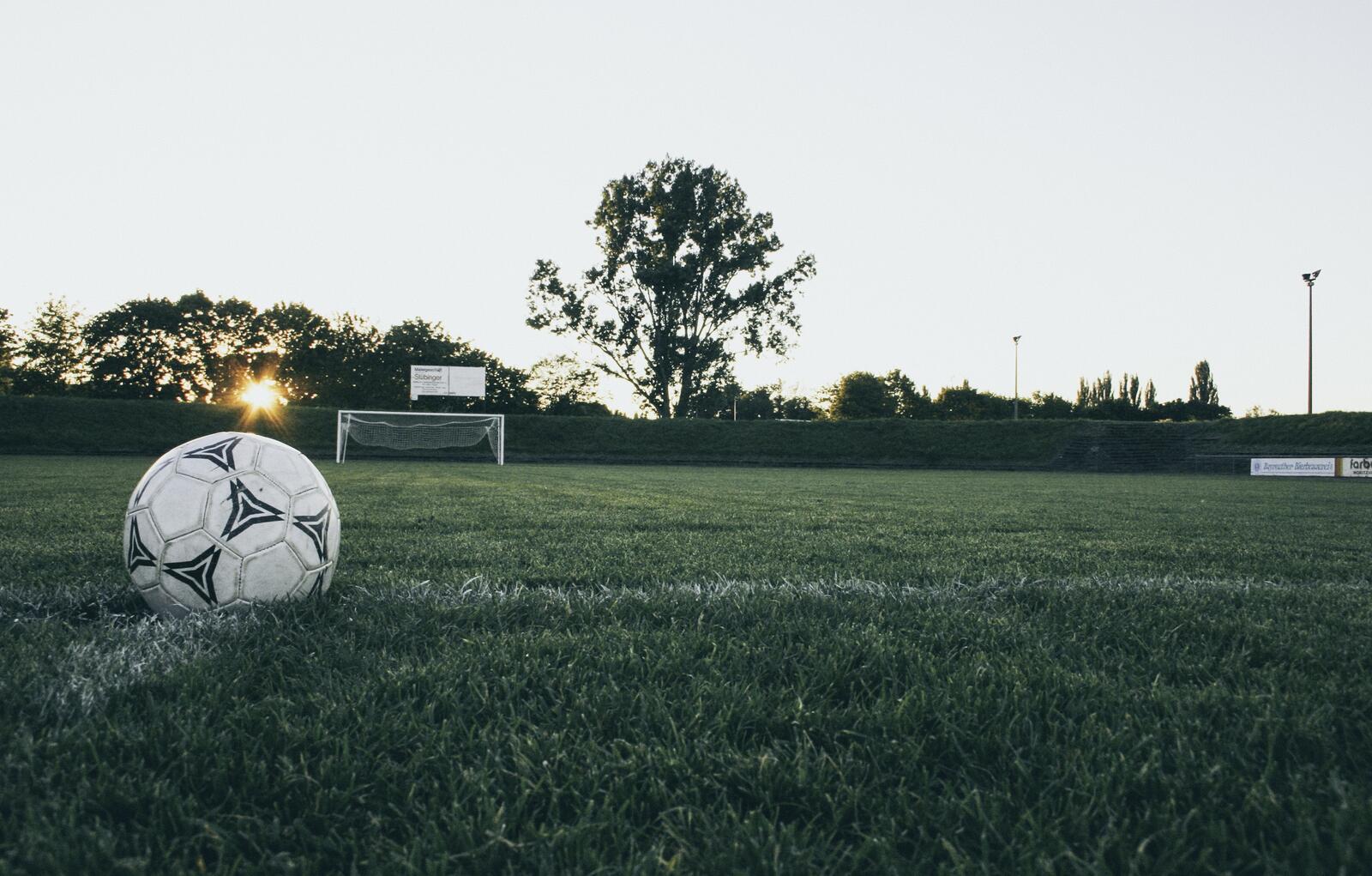 Бесплатное фото Мяч на футбольном поле