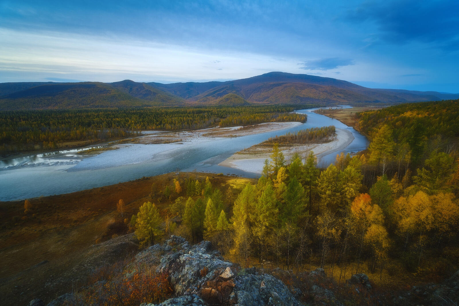 Бесплатное фото Осенний день у реки в долине с холмами и лесным массивом