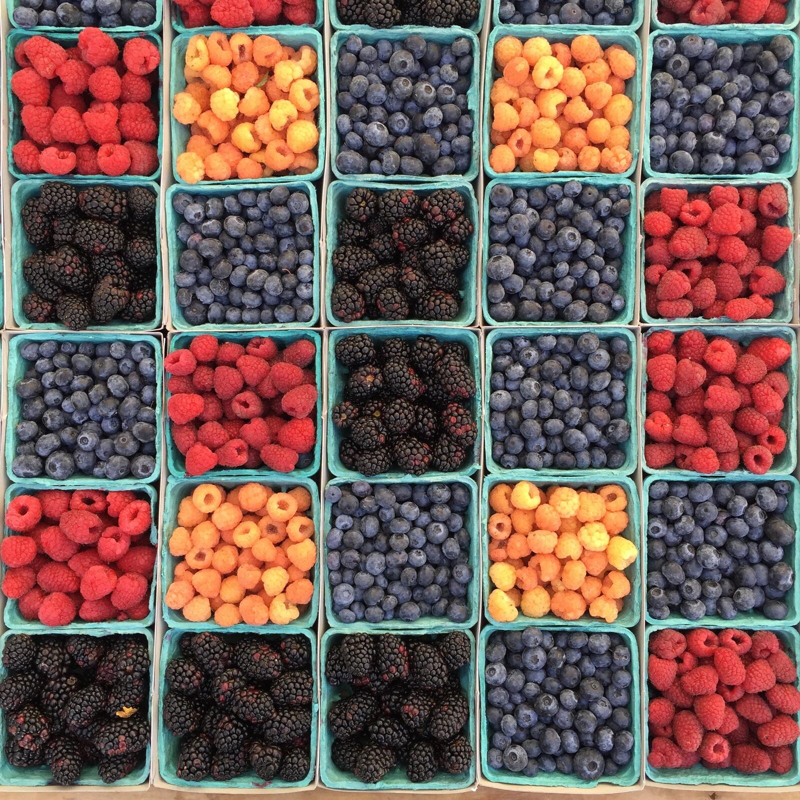 Free photo Berries in individual containers