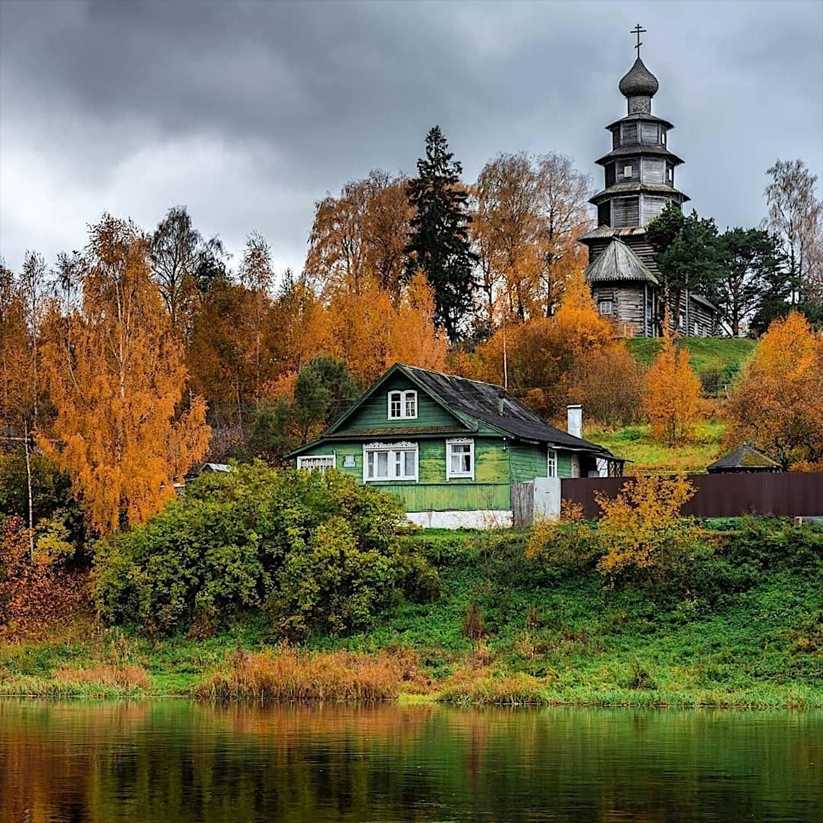 Free photo Wooden house by the lake