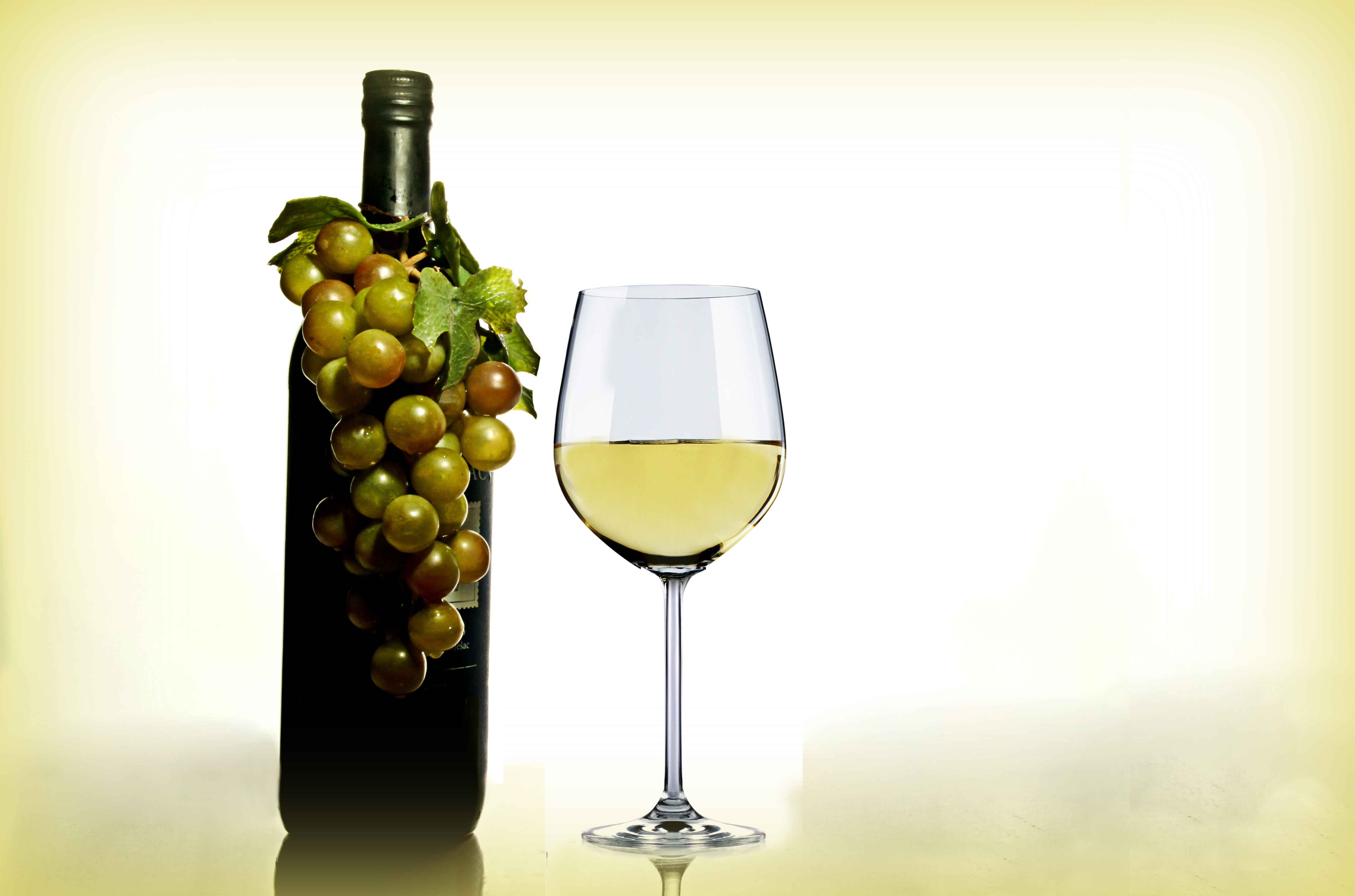免费照片一瓶白葡萄酒和一个玻璃杯