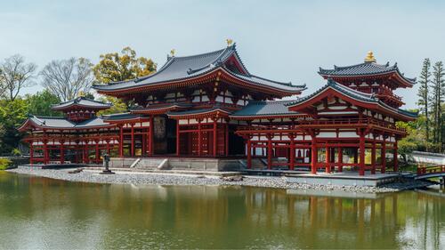 Японское здание красного цвета у воды