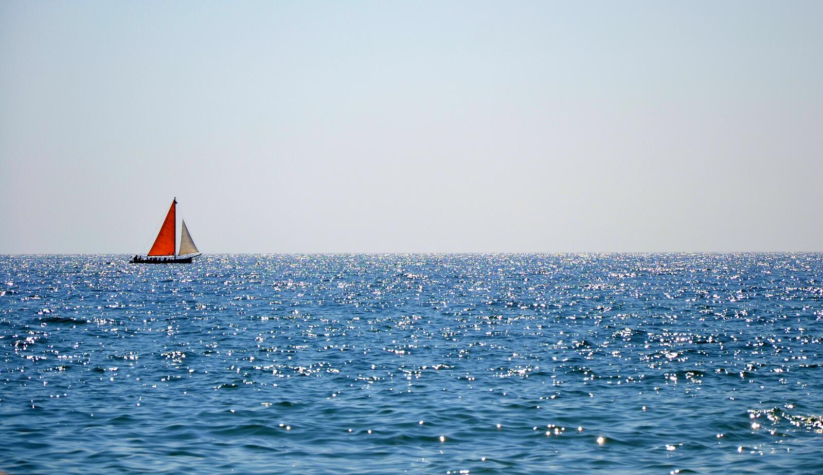 Бесплатное фото Одинокий парусник плывёт по морю
