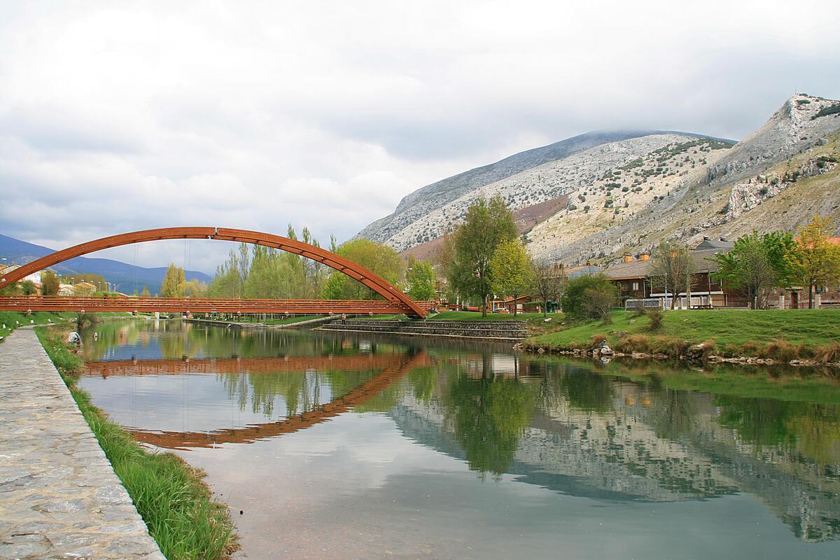 An unusual bridge over a river
