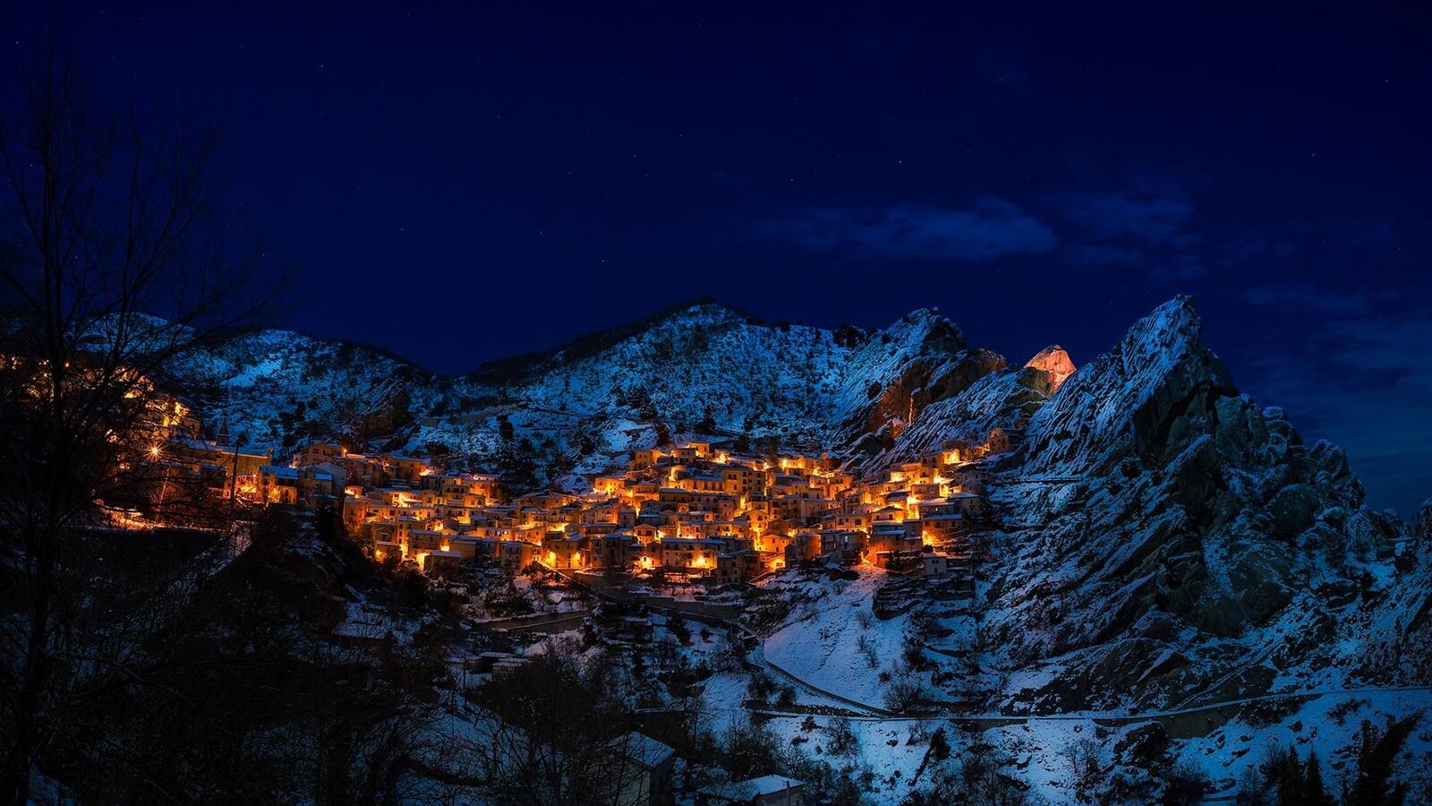 Free photo A mountain village in the night