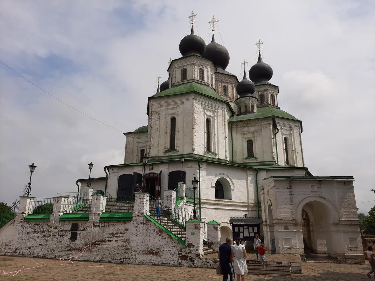 Старинный православный храм с прихожанами