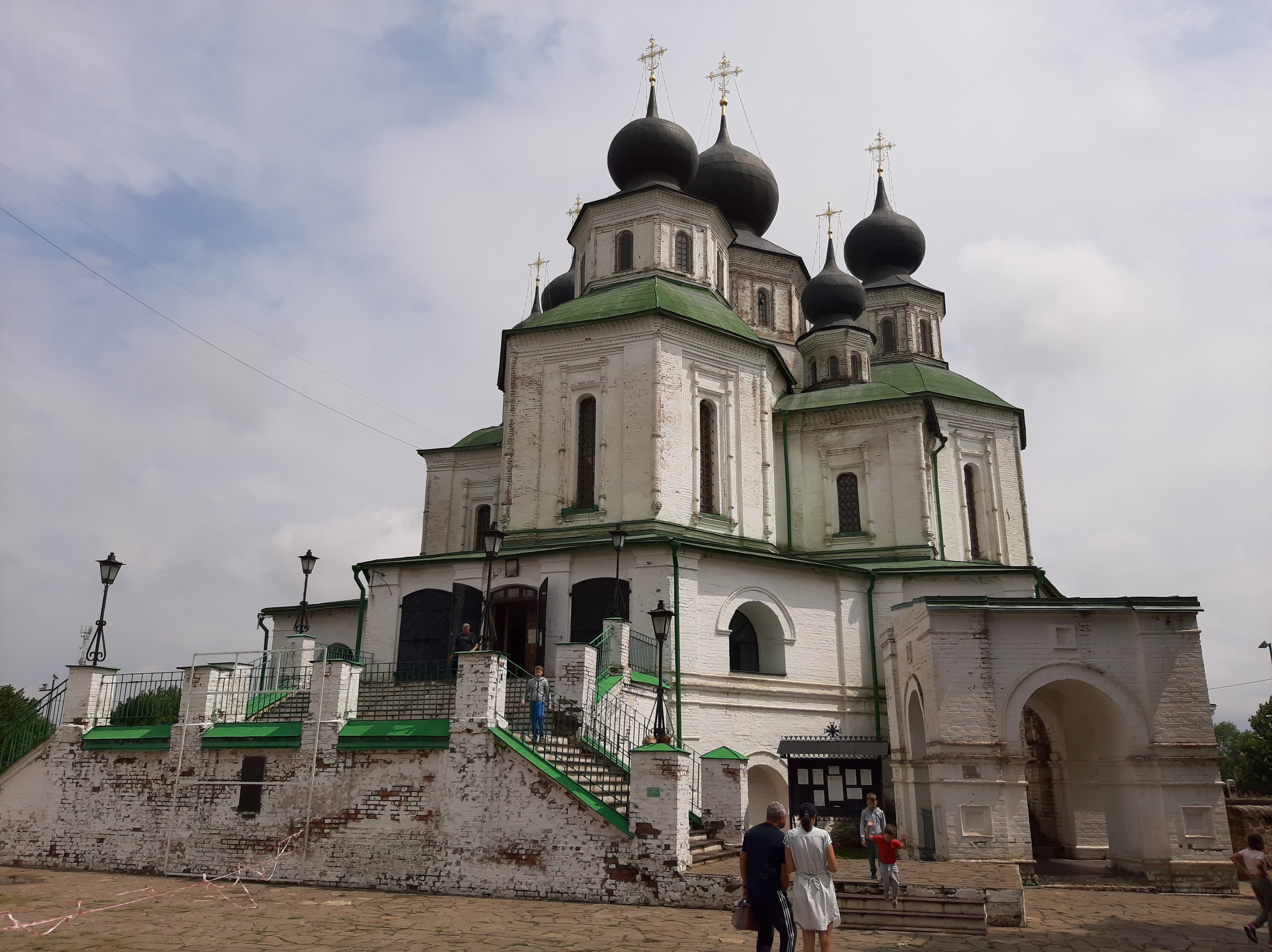 Free photo An old Orthodox church with parishioners