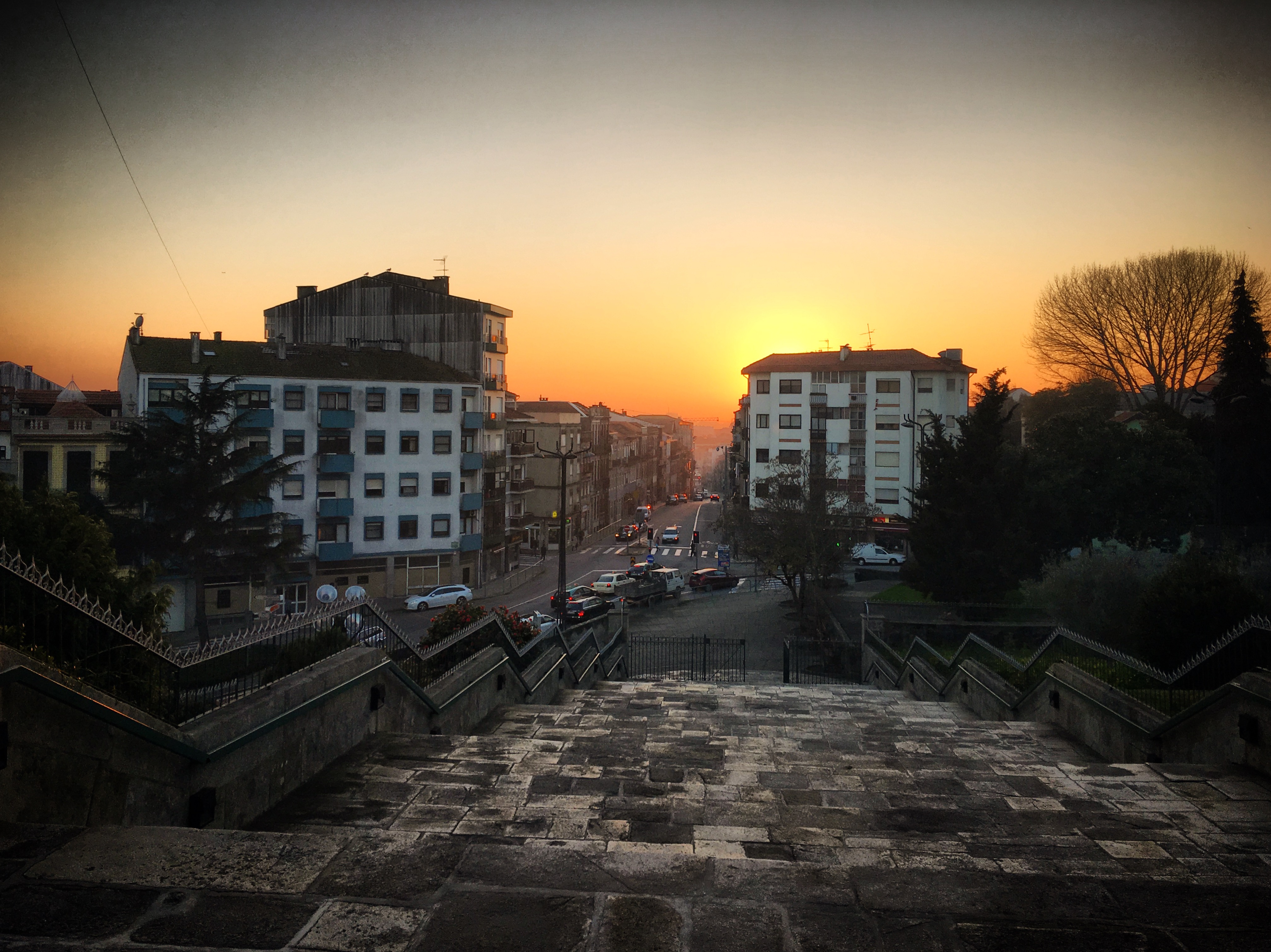 Бесплатное фото Закат солнца в городской местности