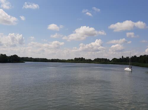 Река Дон в ясную и облачную погоду с катерами