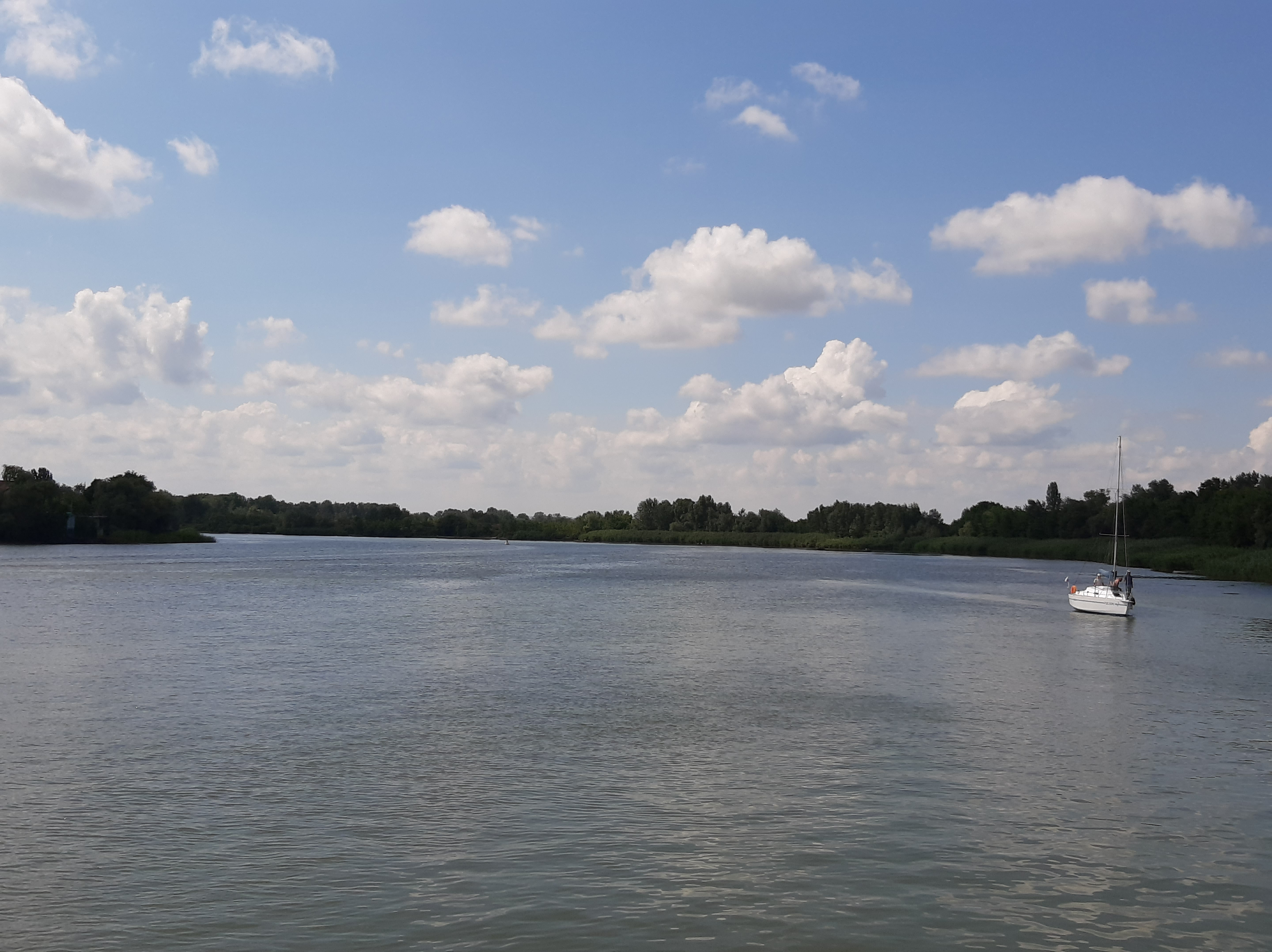 Река Дон в ясную и облачную погоду с катерами