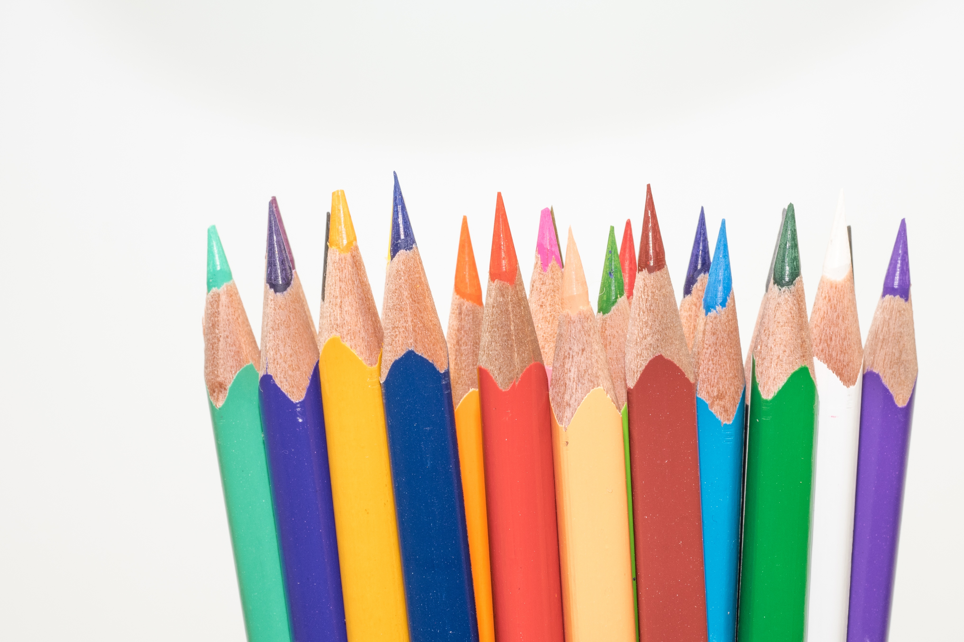 Free photo Sharpened colored pencils for drawing