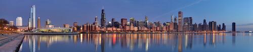Панорама города Чикаго с небоскребами на берегу залива