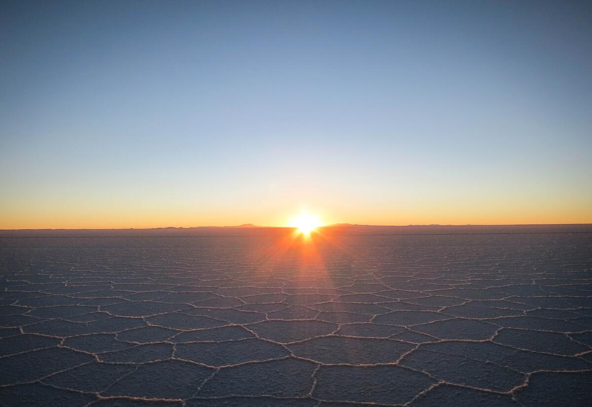Восход солнца на высохшей земле в пустыне