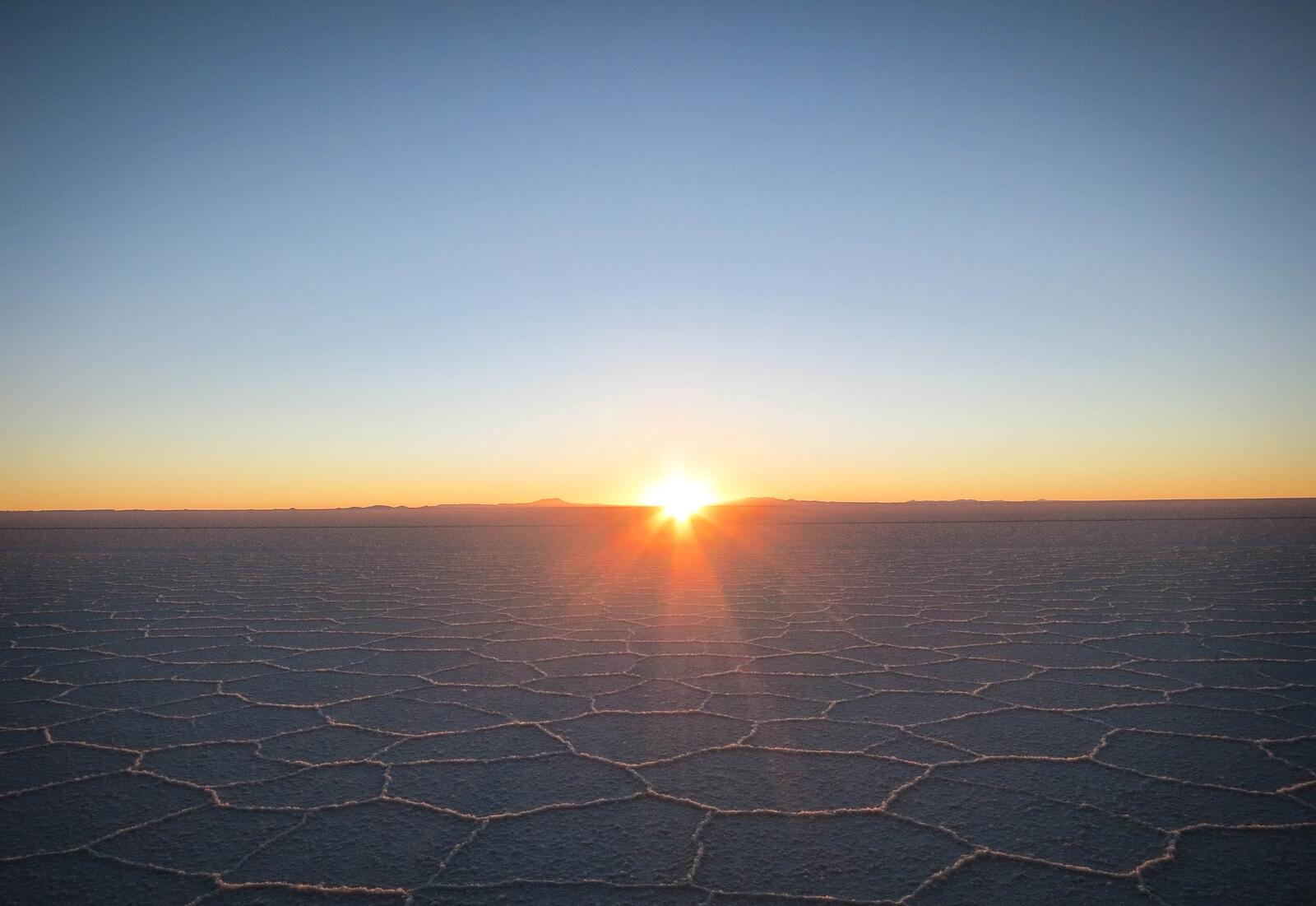 Бесплатное фото Восход солнца на высохшей земле в пустыне