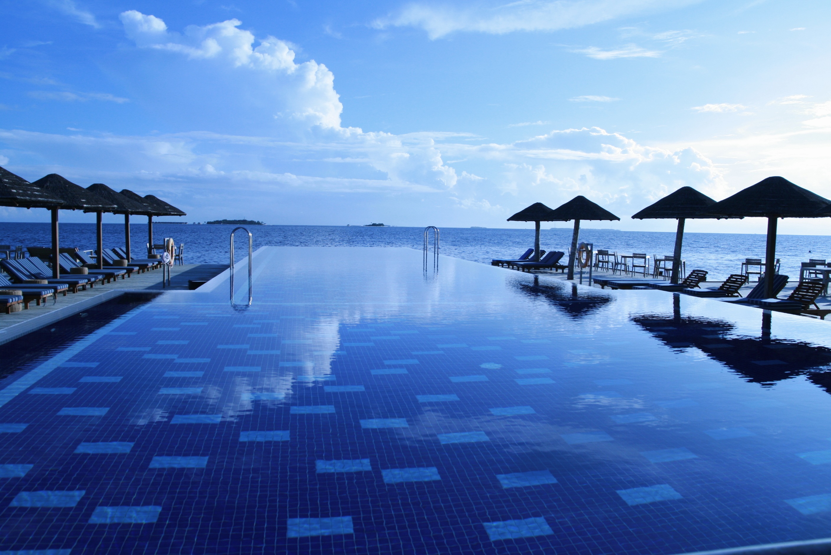 Бесплатное фото Бассейн на берегу моря с шезлонгами на курорте в Мальдивах