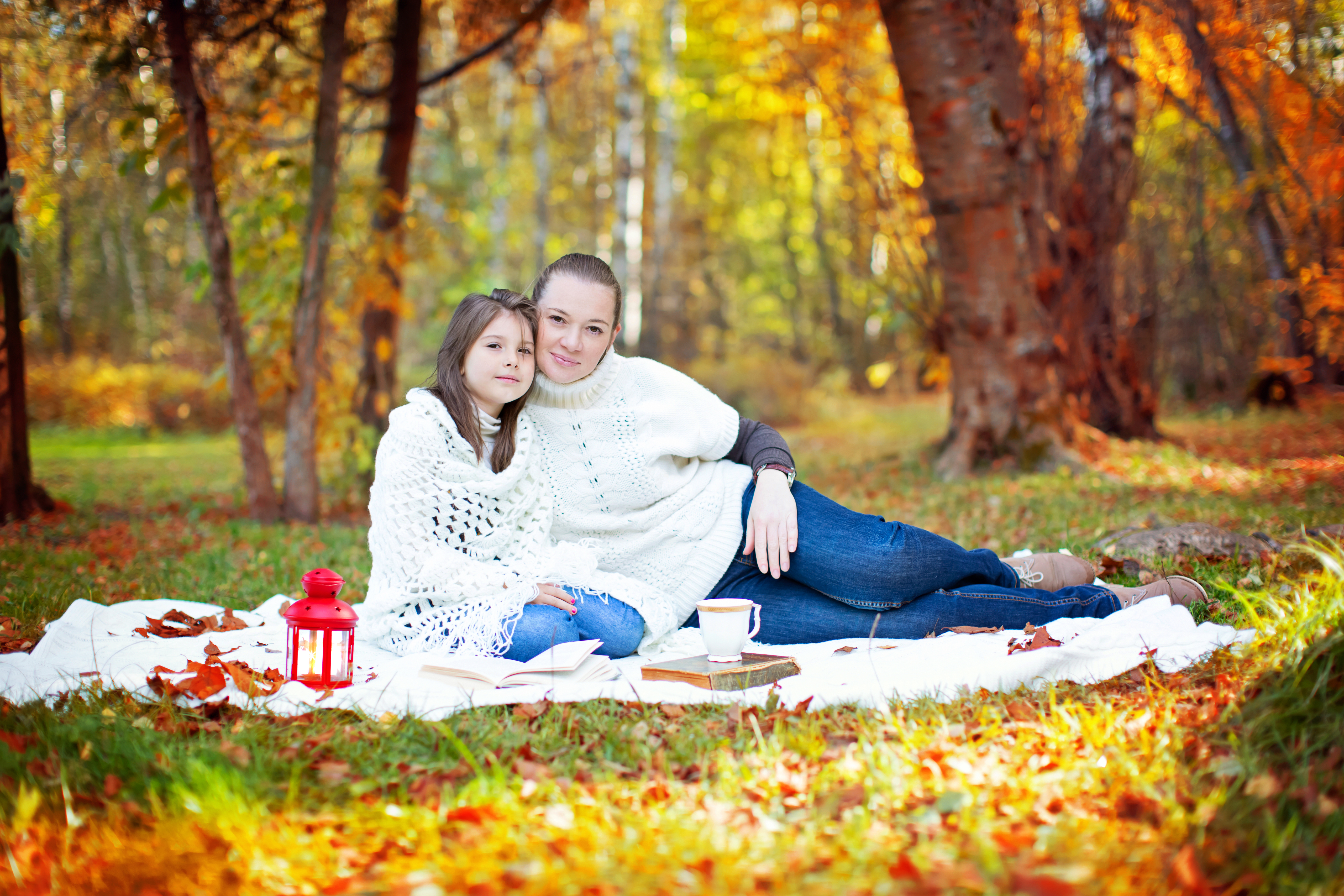 免费照片秋天森林中的空地上，美丽的女人和她的女儿，照片