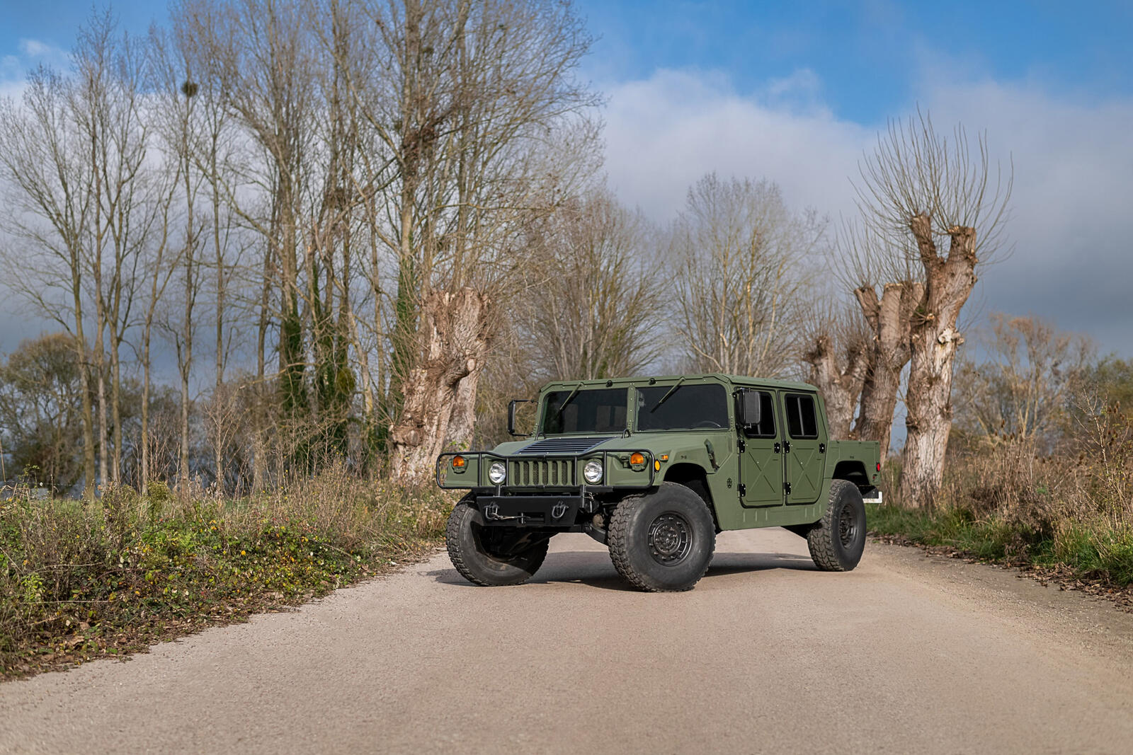 Free photo Military Hummer h1 in matte green