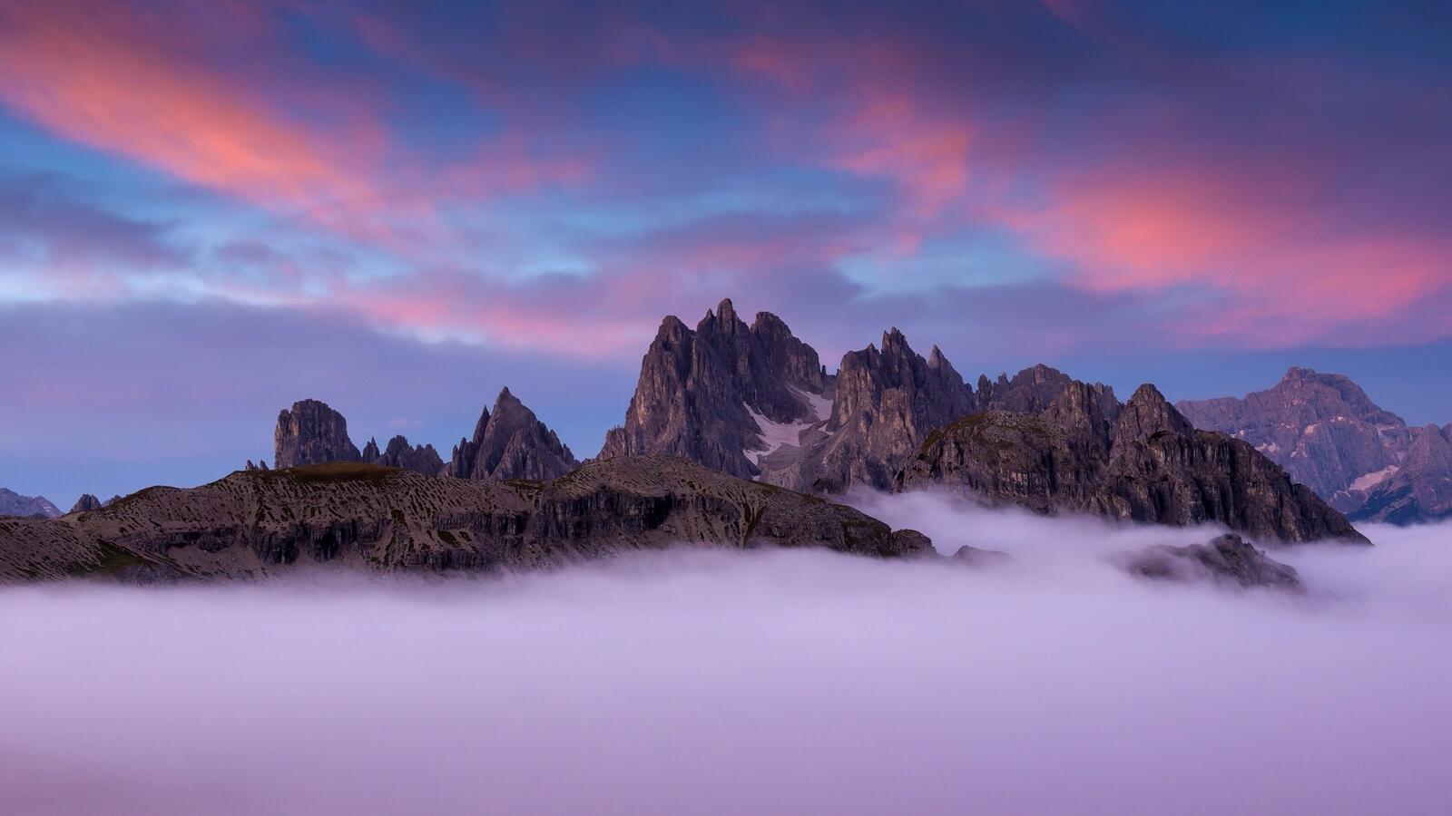 Бесплатное фото Скалы в облаках