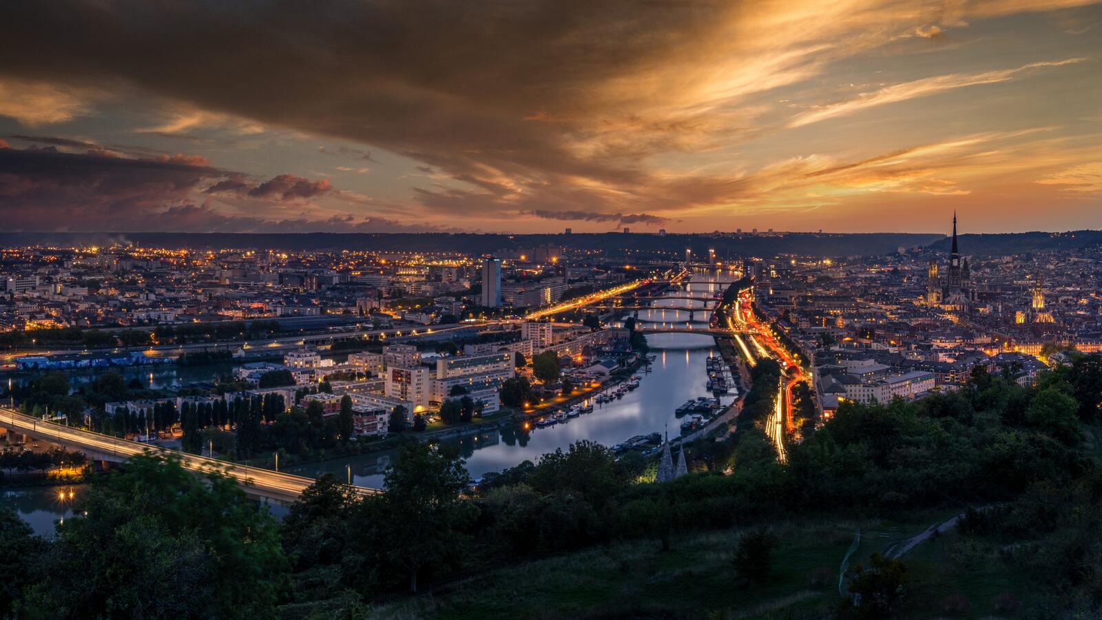 Бесплатное фото Вечерний город с видом на реку