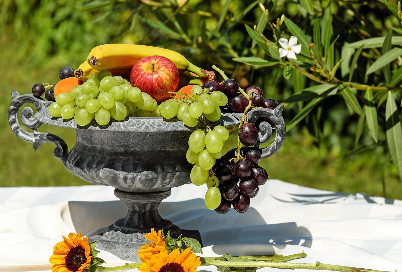 免费照片水果和浆果花瓶