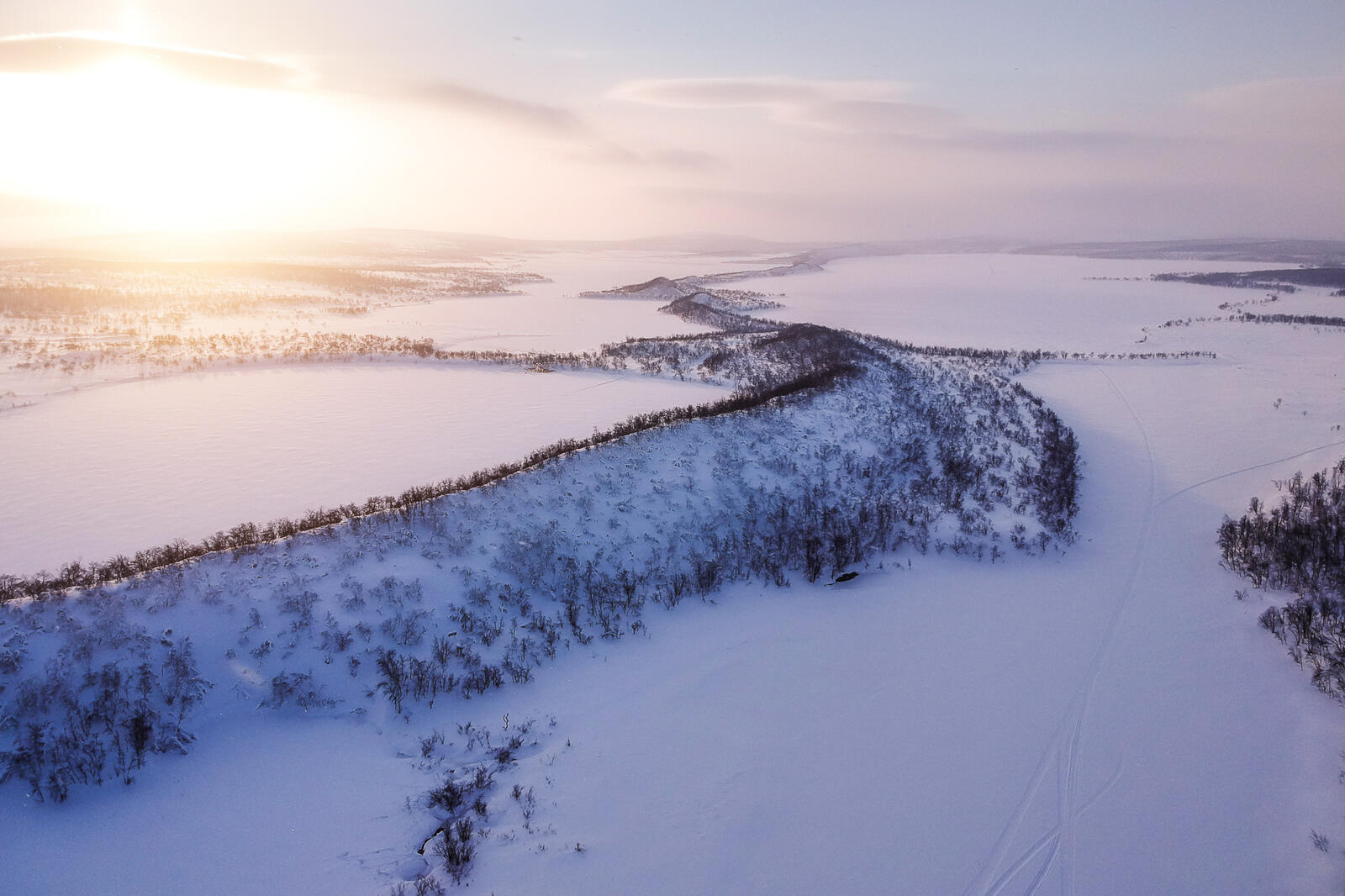 Бесплатное фото Зимний закат солнца на необъятных полях